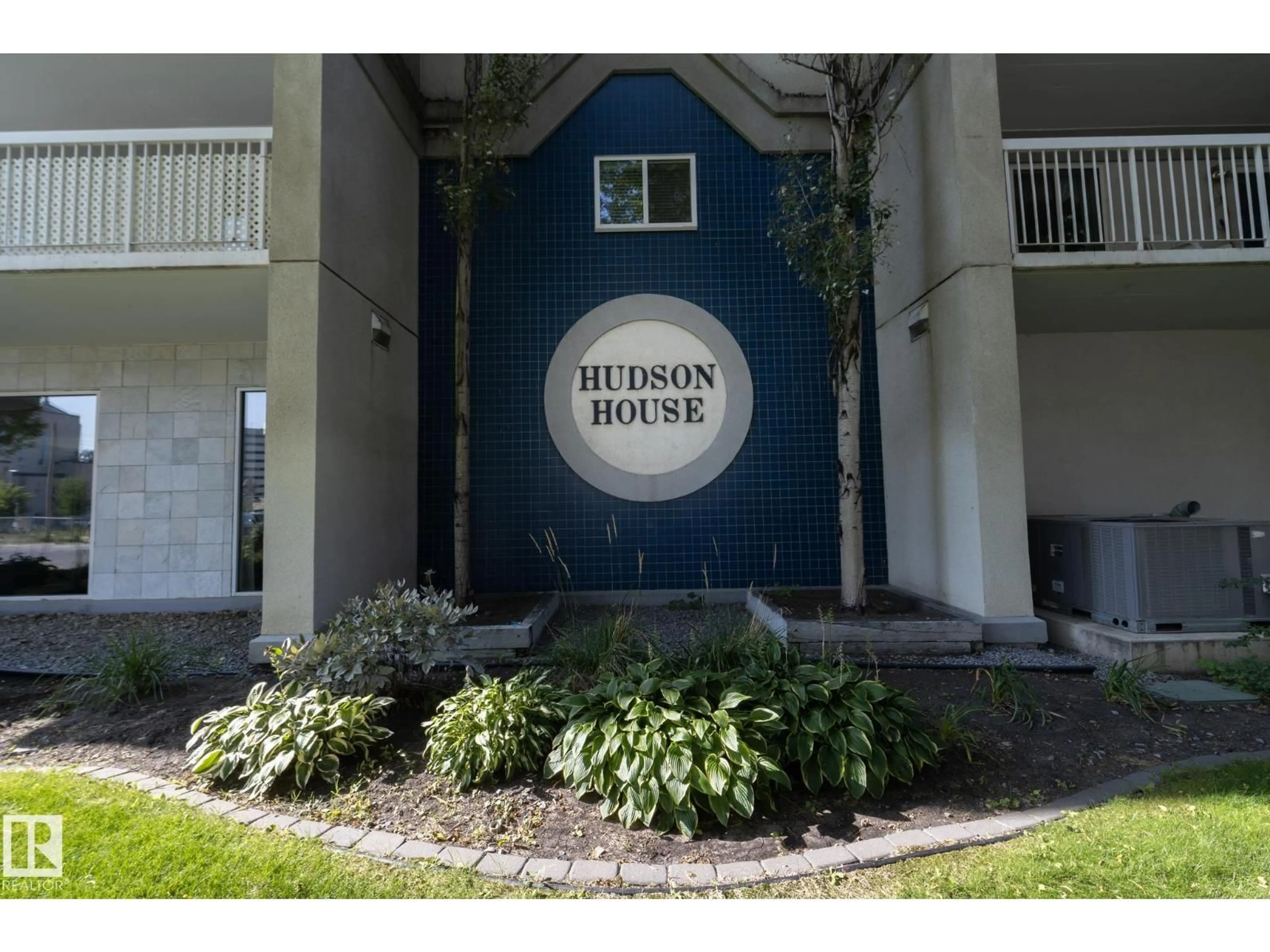 Indoor foyer for #205 - 10130 114 ST, Edmonton Alberta T5K2S6