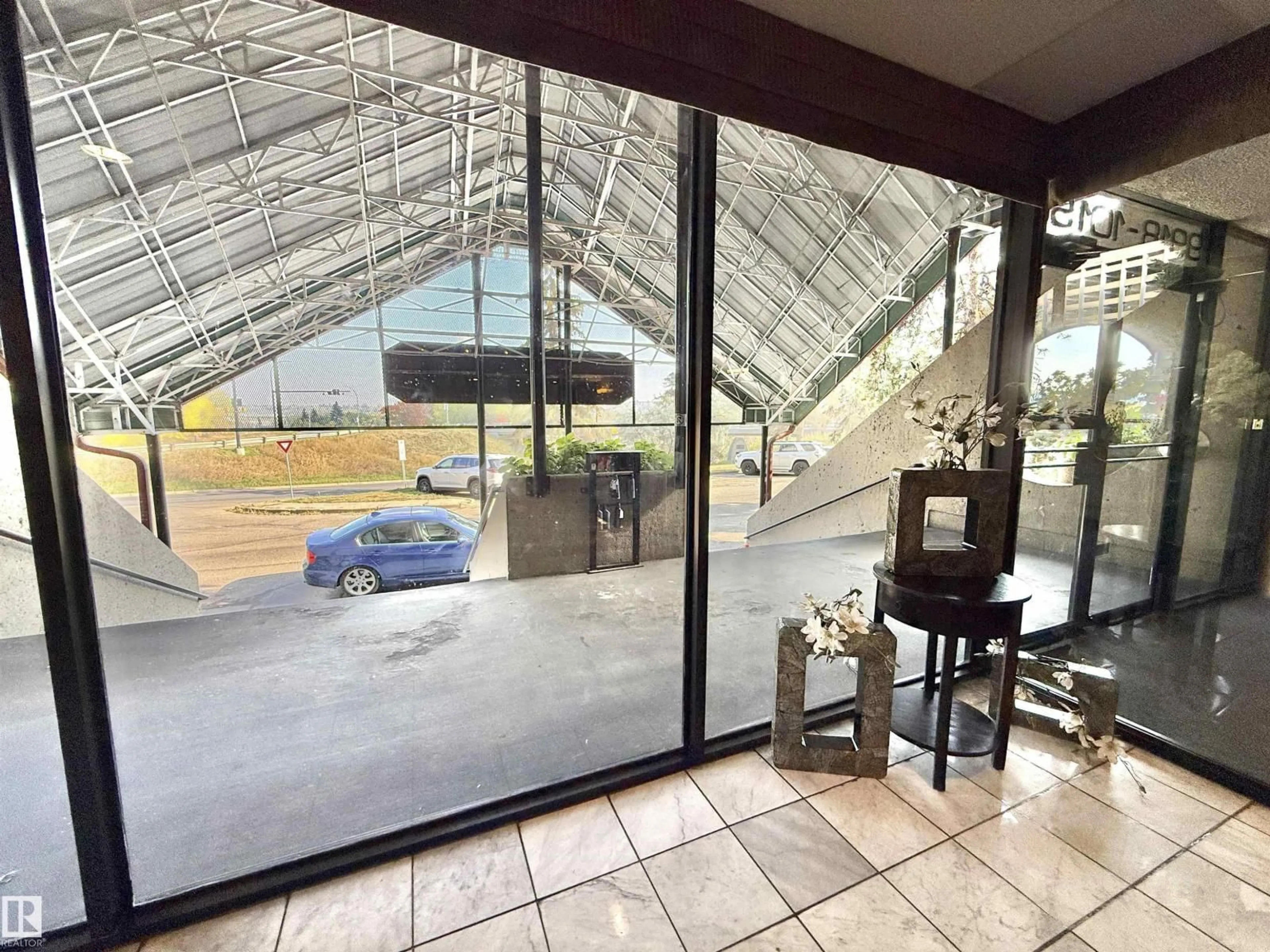 Indoor foyer for 712 9918 101 ST NW, Edmonton Alberta T5K2L1