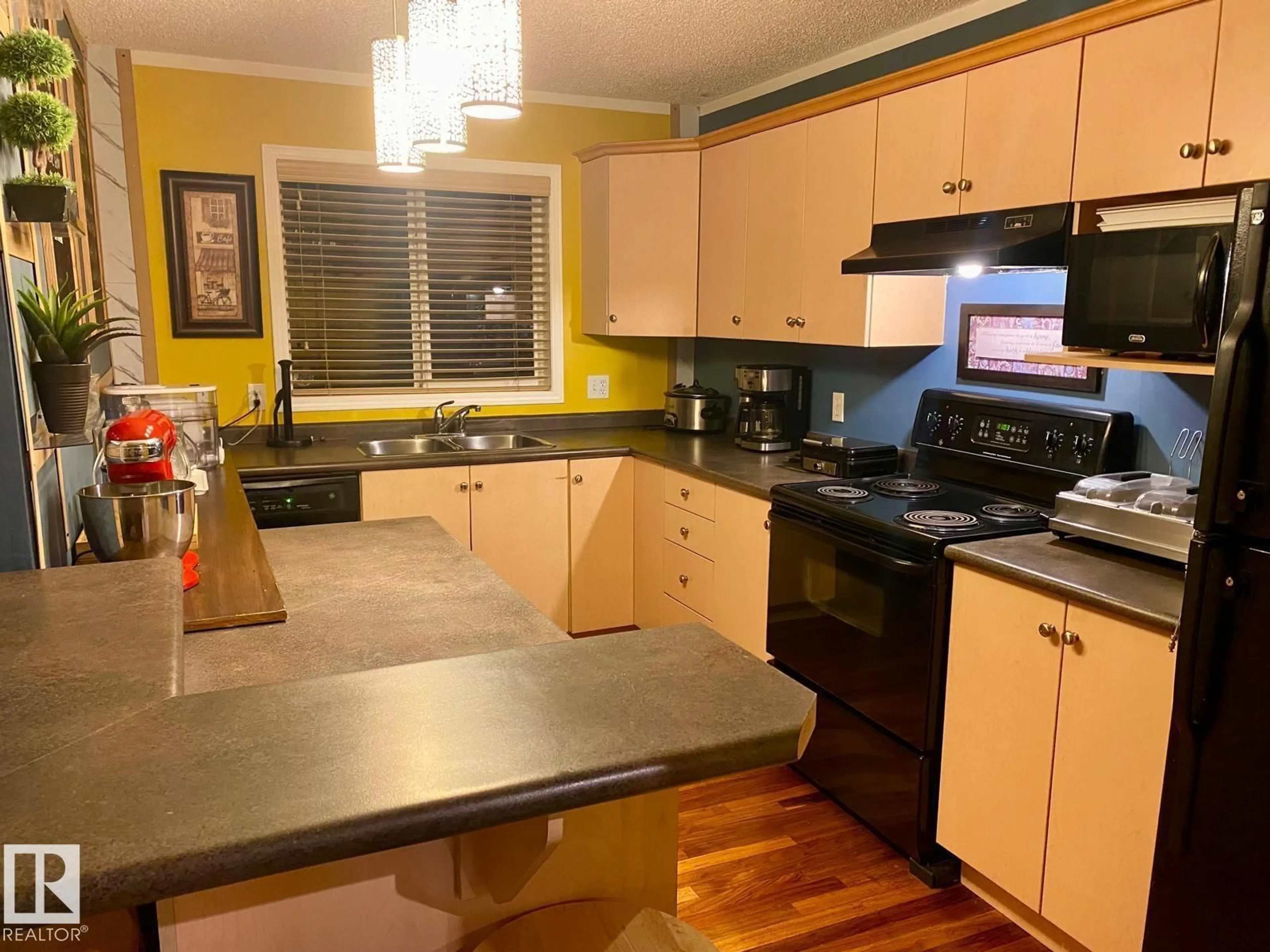 Standard kitchen, unknown for 7905 12 AV, Edmonton Alberta T6X1E8