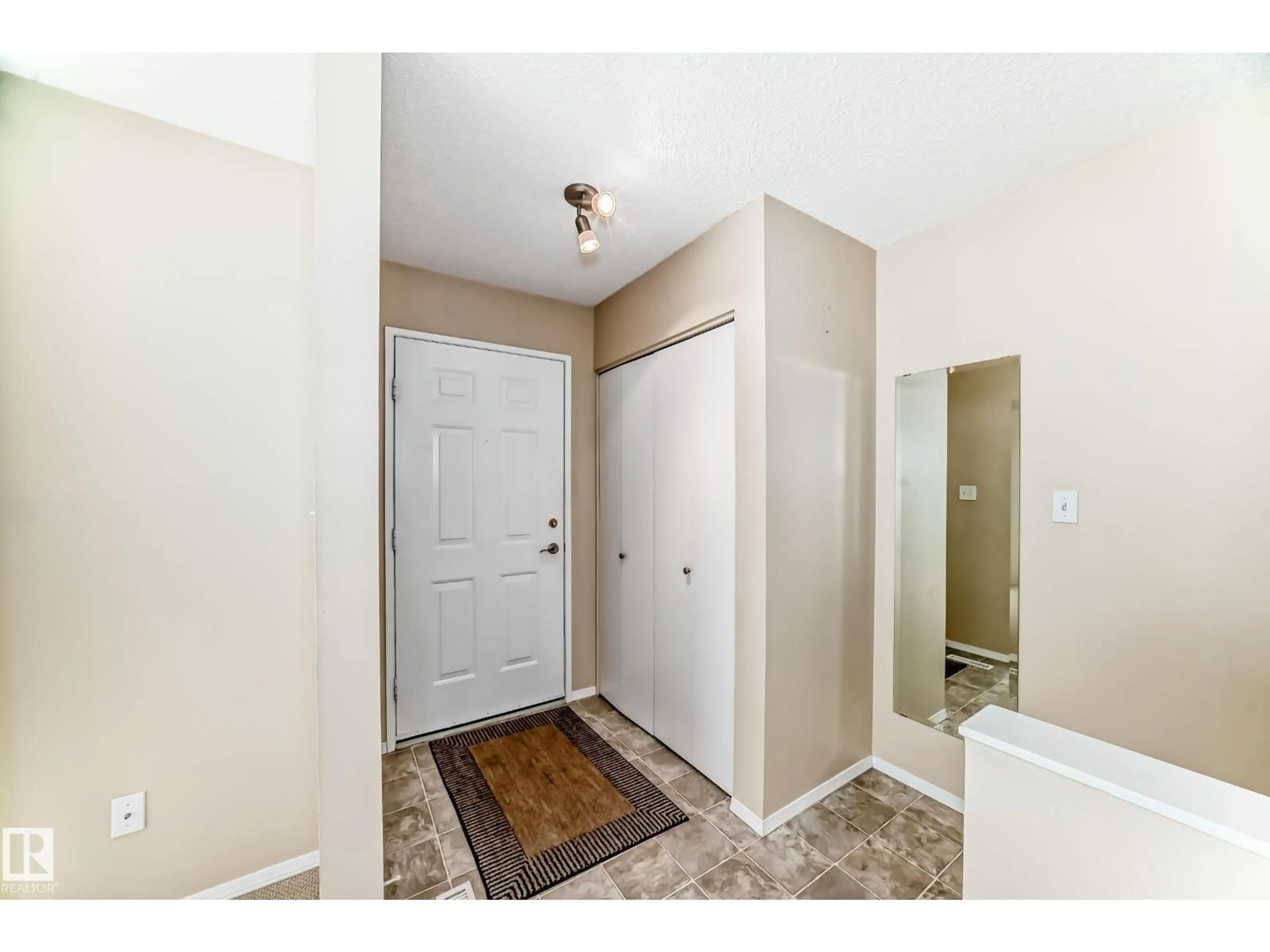 Indoor entryway for 9126 GARDEN RD, St. Albert Alberta T8N5N3