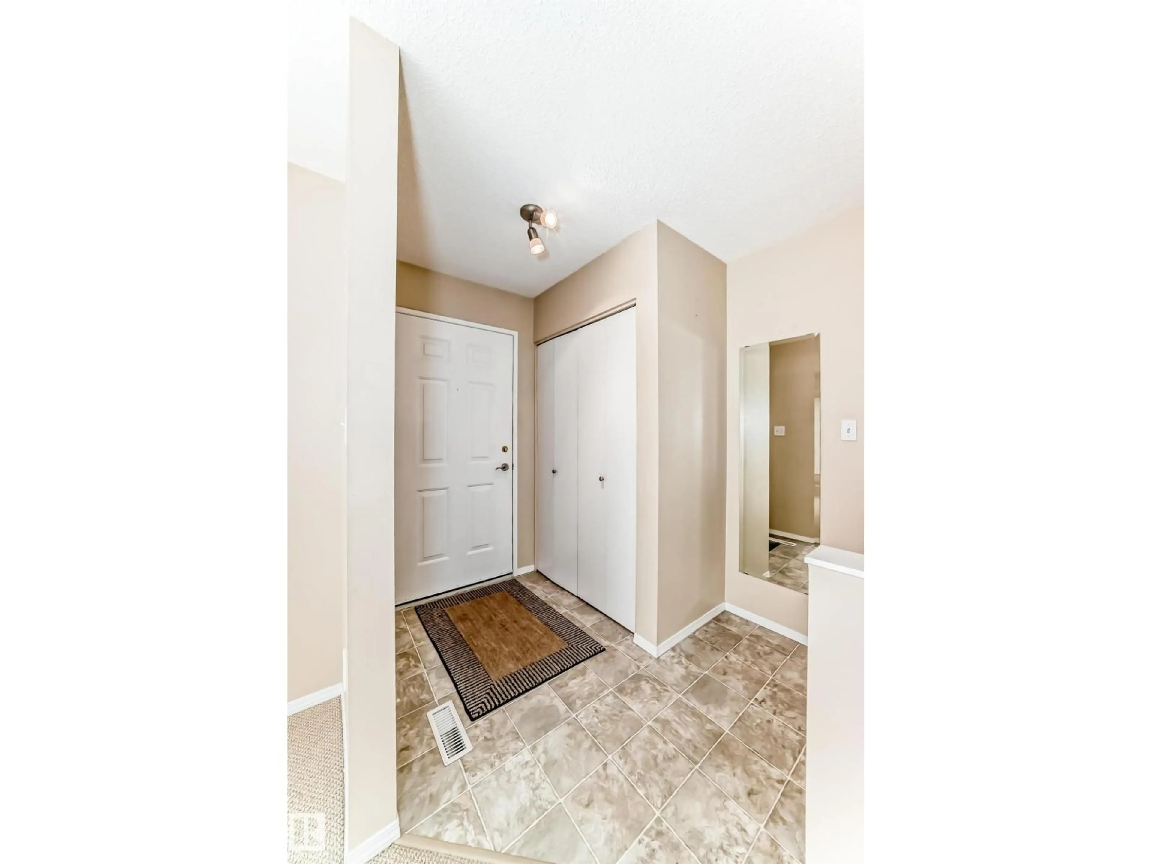 Indoor entryway for 9126 GARDEN RD, St. Albert Alberta T8N5N3