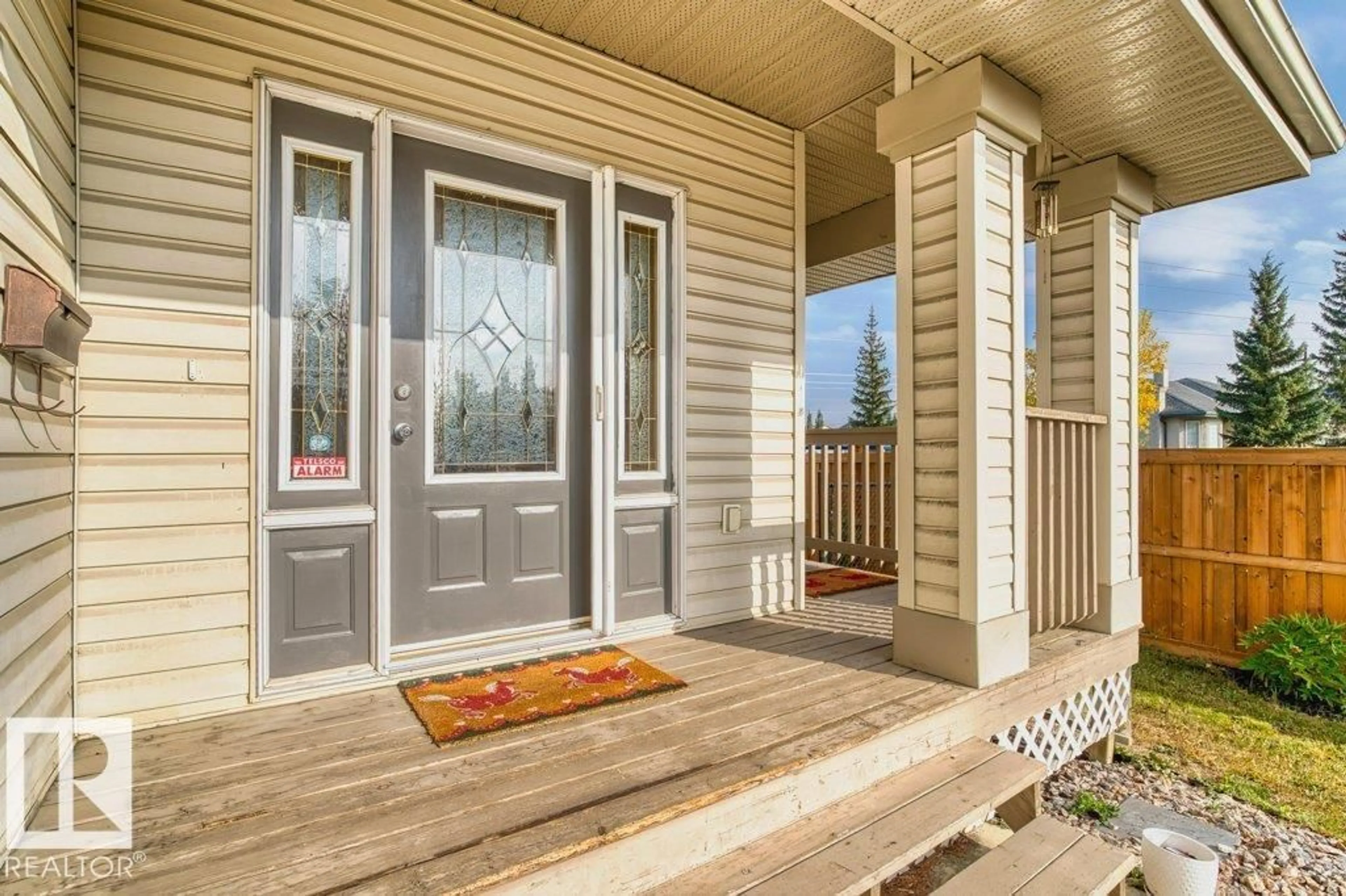 Indoor entryway for 389 HEATH RD, Edmonton Alberta T6R2T8