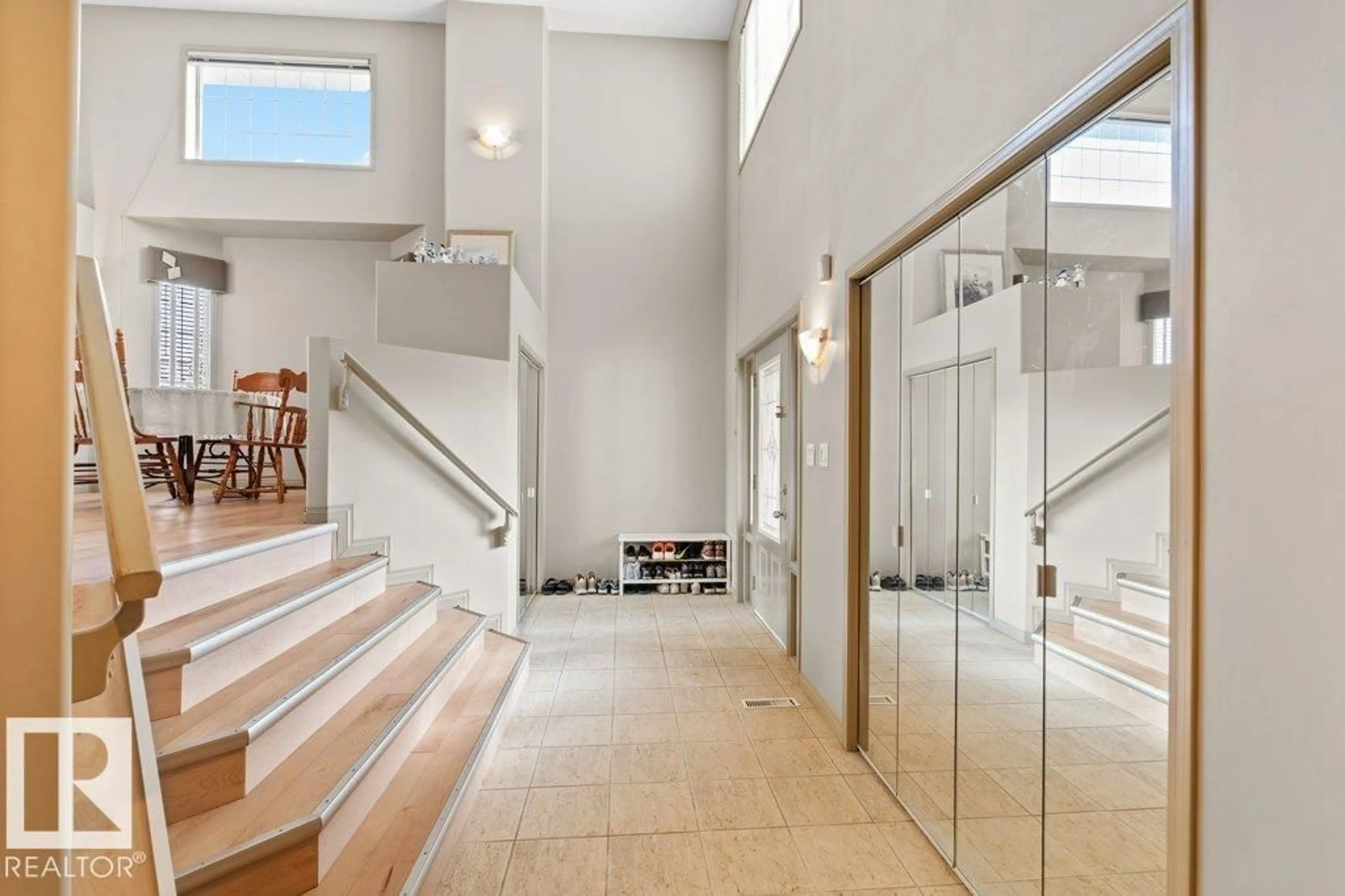 Indoor foyer for 389 HEATH RD, Edmonton Alberta T6R2T8
