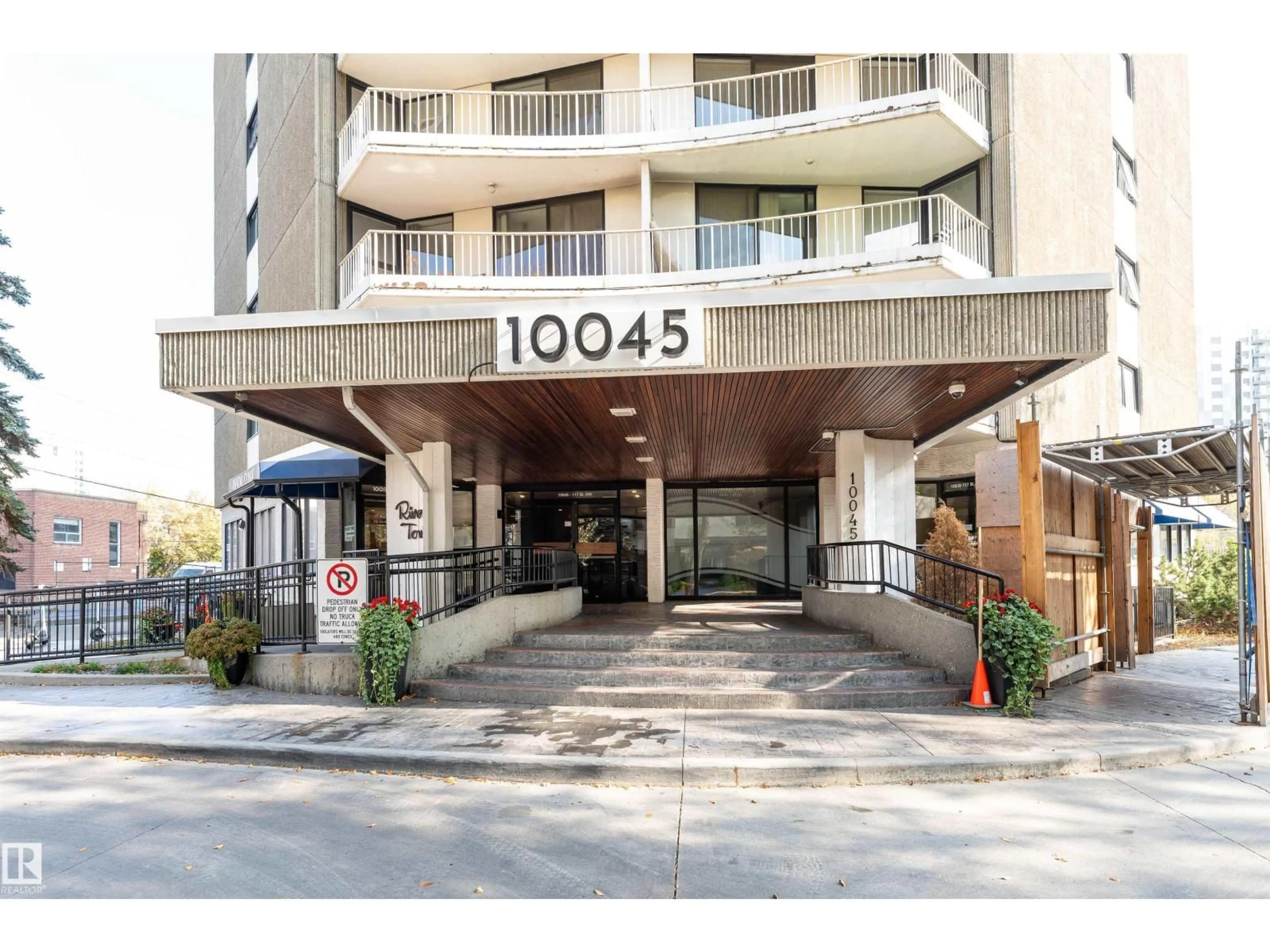 Indoor foyer for 10045 - 508 117 ST, Edmonton Alberta T5K1W8