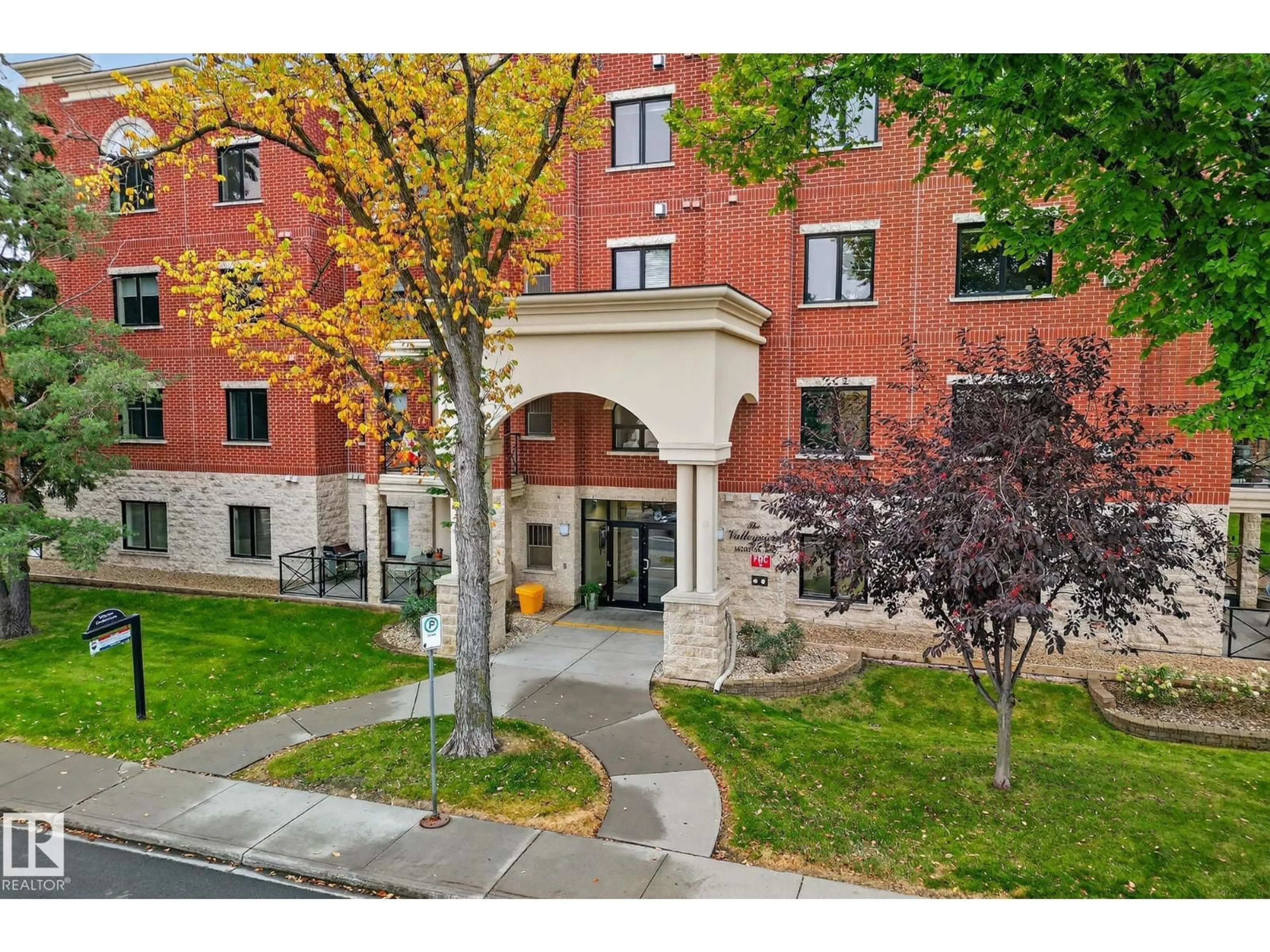 Indoor foyer for #406 - 14205 96 AV, Edmonton Alberta T5N0C2