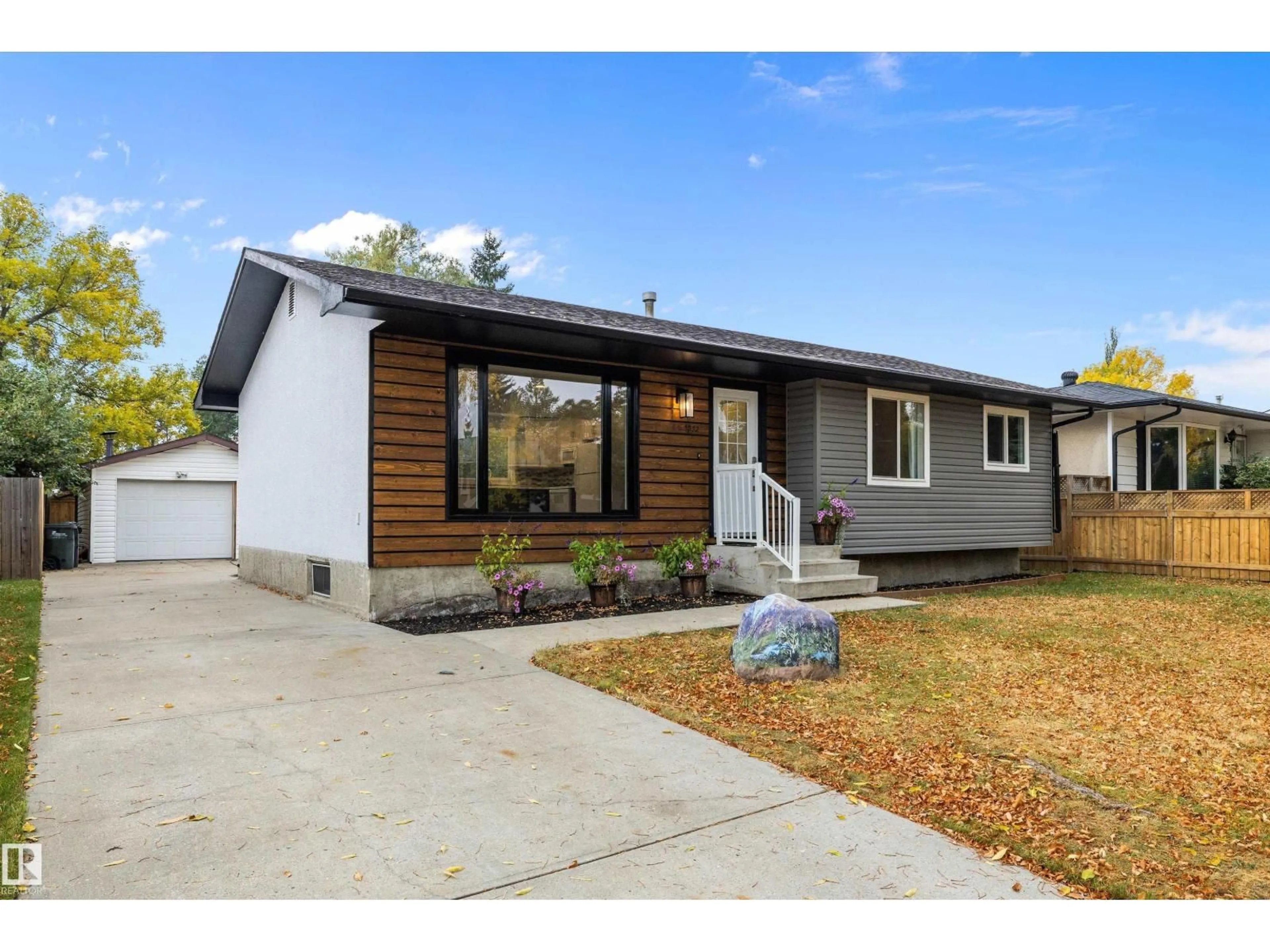 Home with vinyl exterior material, street for 1032 MONY PENNY CR, Sherwood Park Alberta T8A1C3