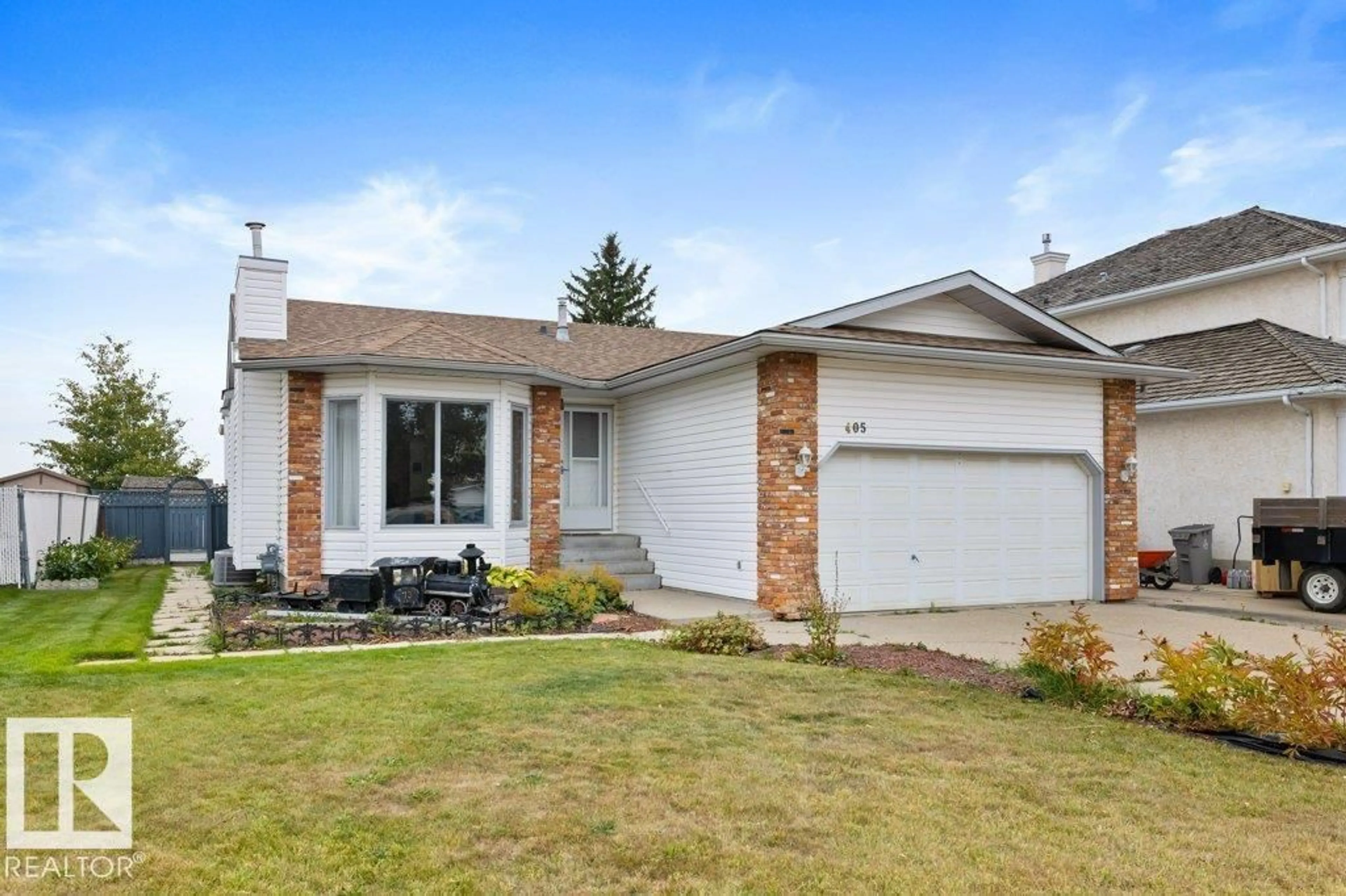 Home with vinyl exterior material, street for 405 GRANDIN DR, Morinville Alberta T8R1J1