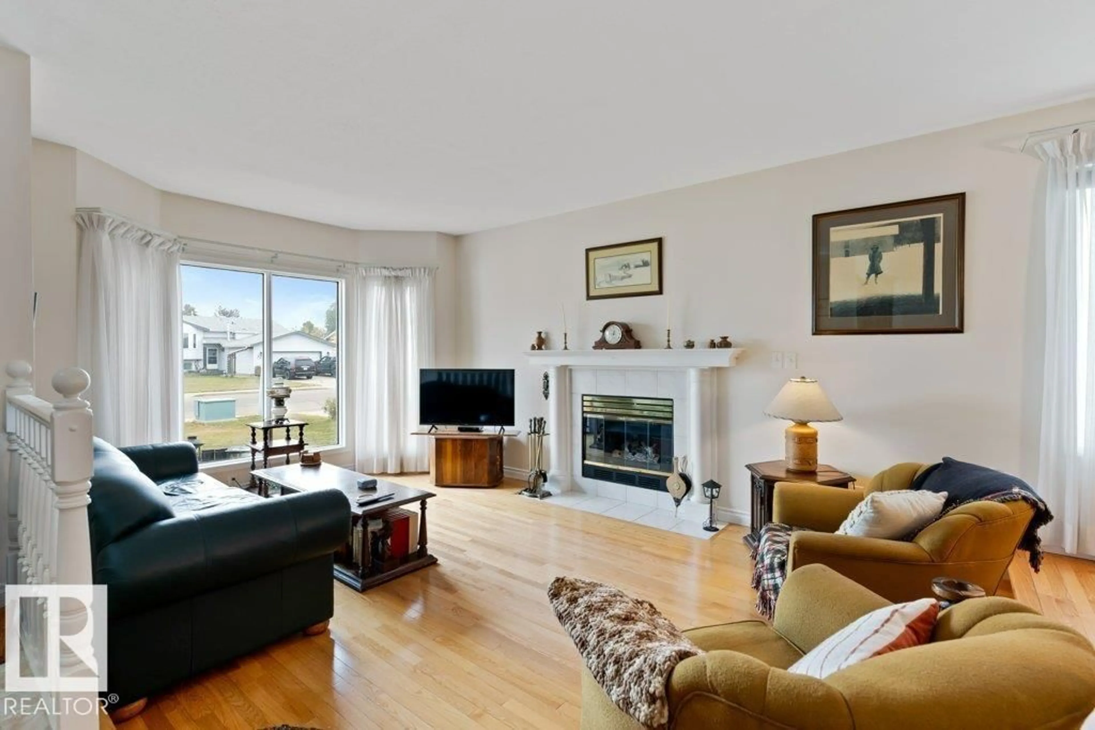 Living room with furniture, wood/laminate floor for 405 GRANDIN DR, Morinville Alberta T8R1J1