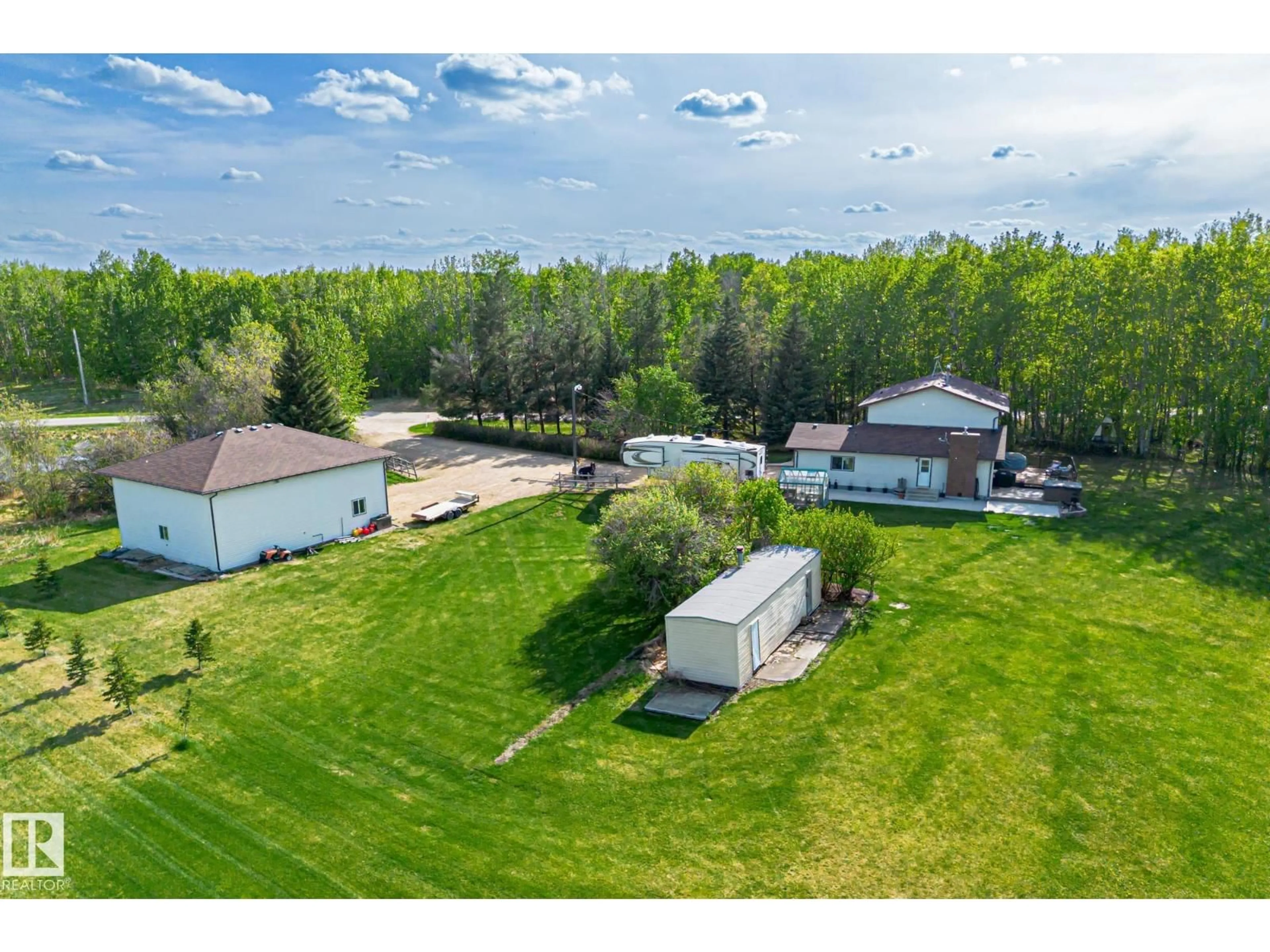 A pic from outside/outdoor area/front of a property/back of a property/a pic from drone, unknown for 14 - 54006 RGE RD 274, Rural Parkland County Alberta T7X3S8