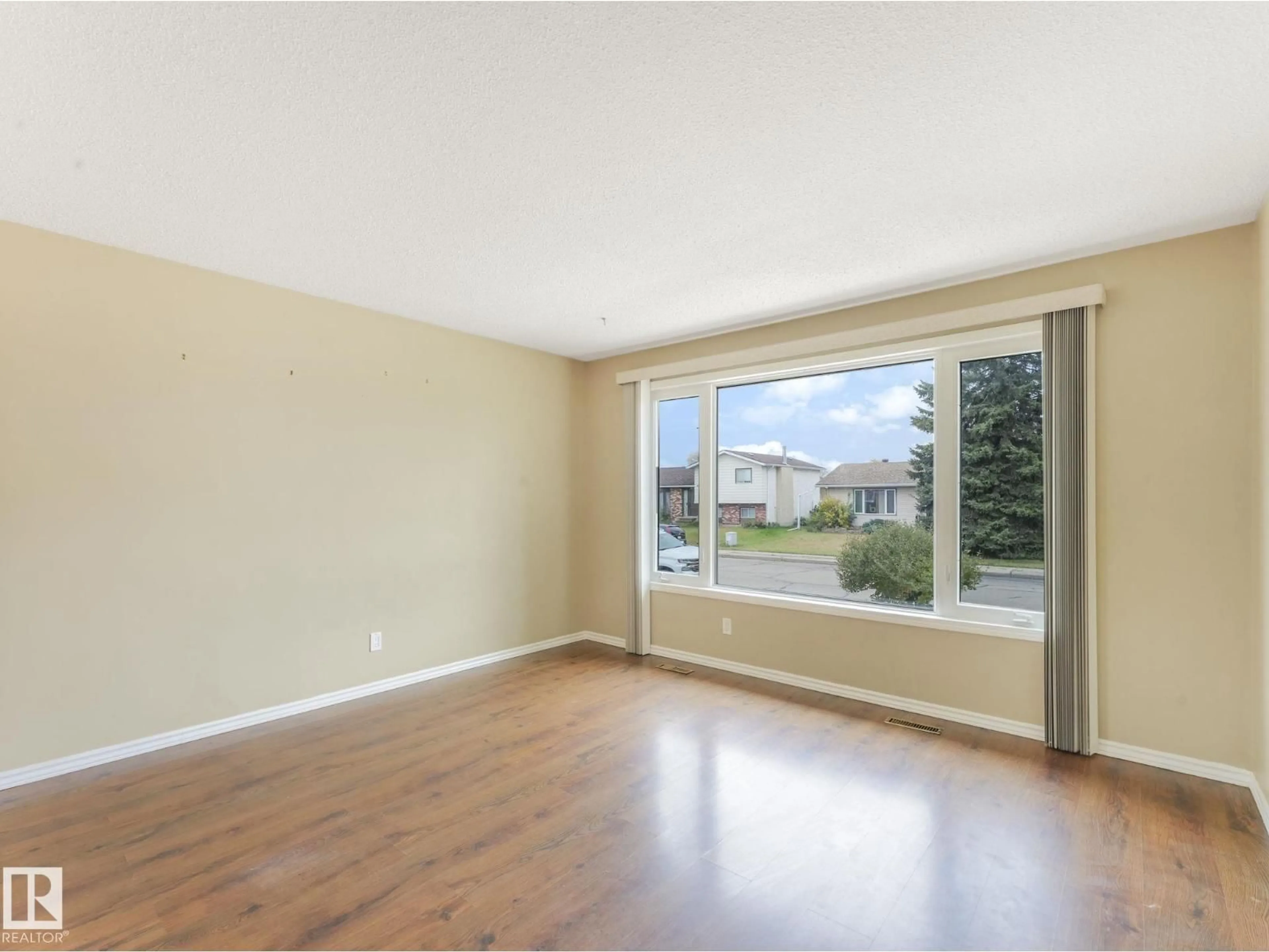 A pic of a room for 13547 24 ST, Edmonton Alberta T5A3S7