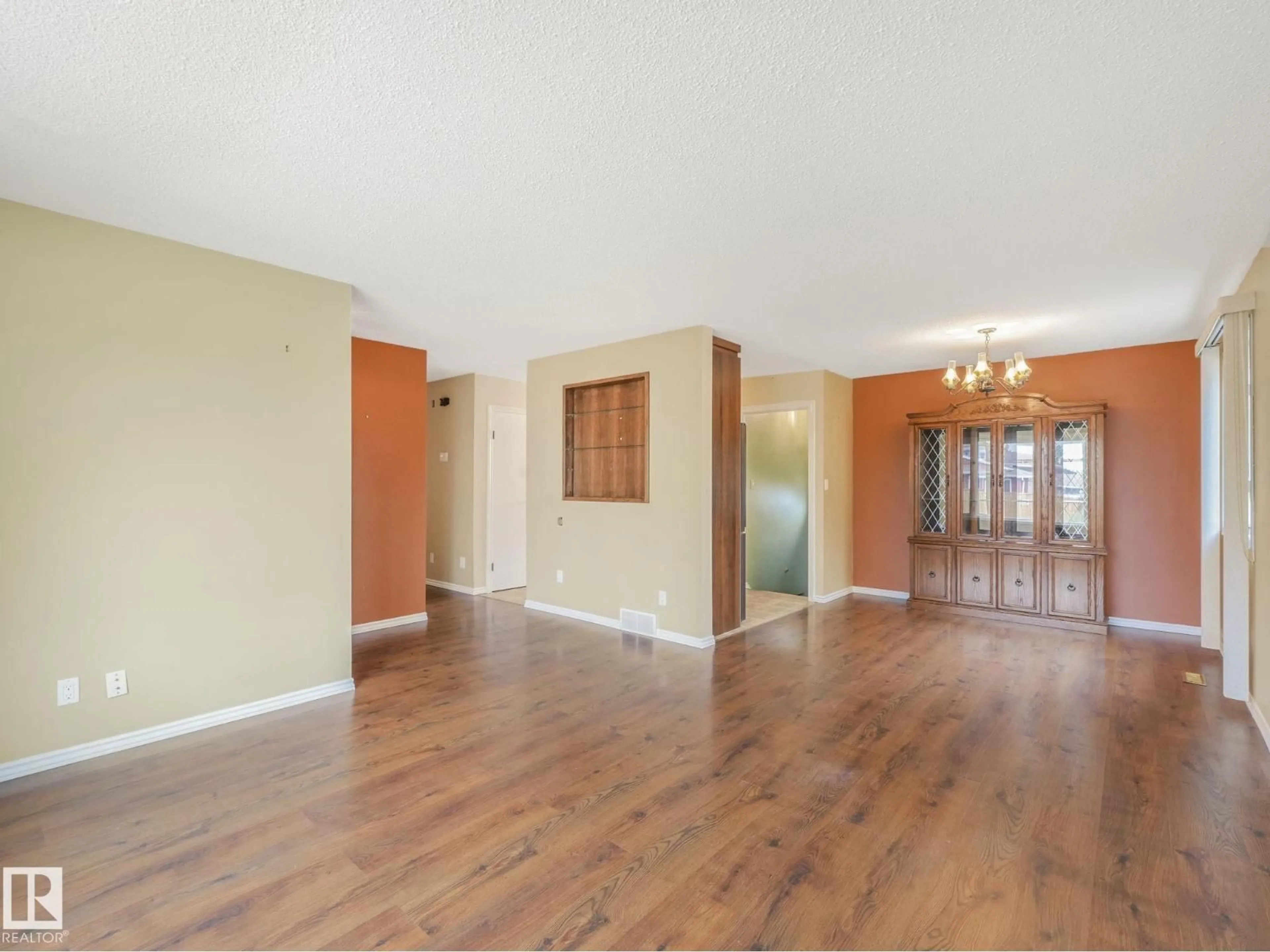 Indoor foyer for 13547 24 ST, Edmonton Alberta T5A3S7