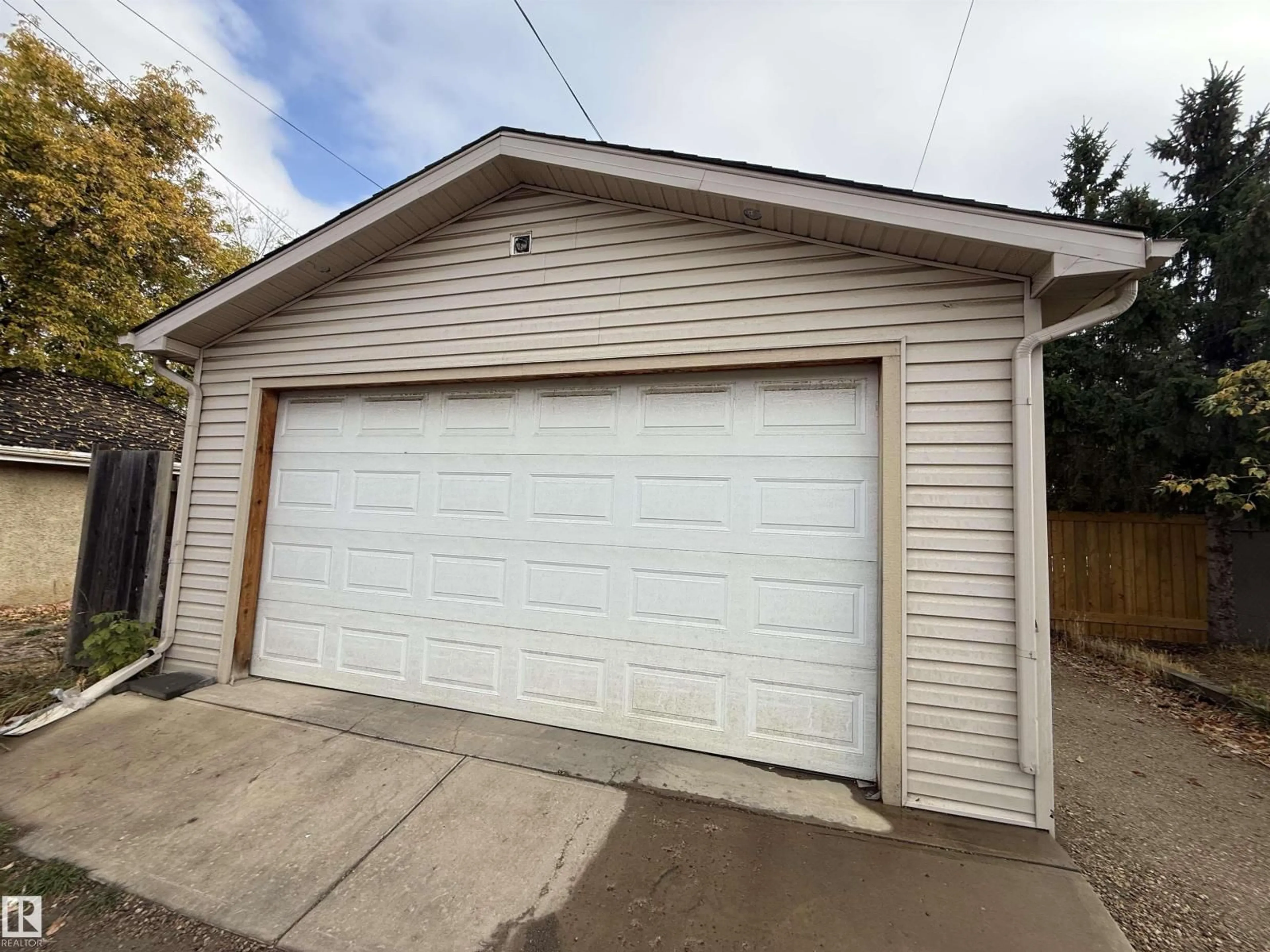 Indoor garage for 11438 97 ST, Edmonton Alberta T5G1X5