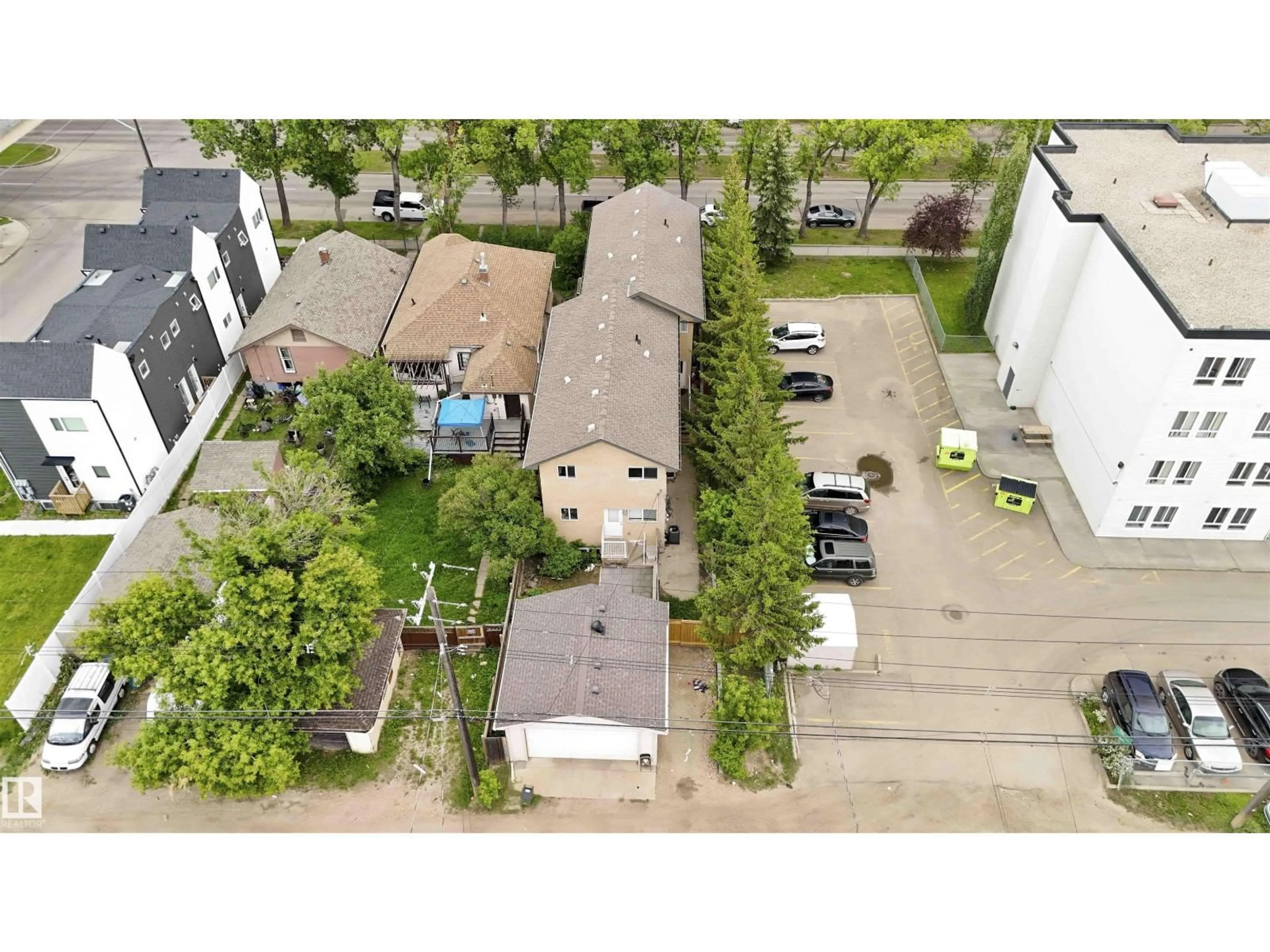A pic from outside/outdoor area/front of a property/back of a property/a pic from drone, street for 11438 97 ST, Edmonton Alberta T5G1X5