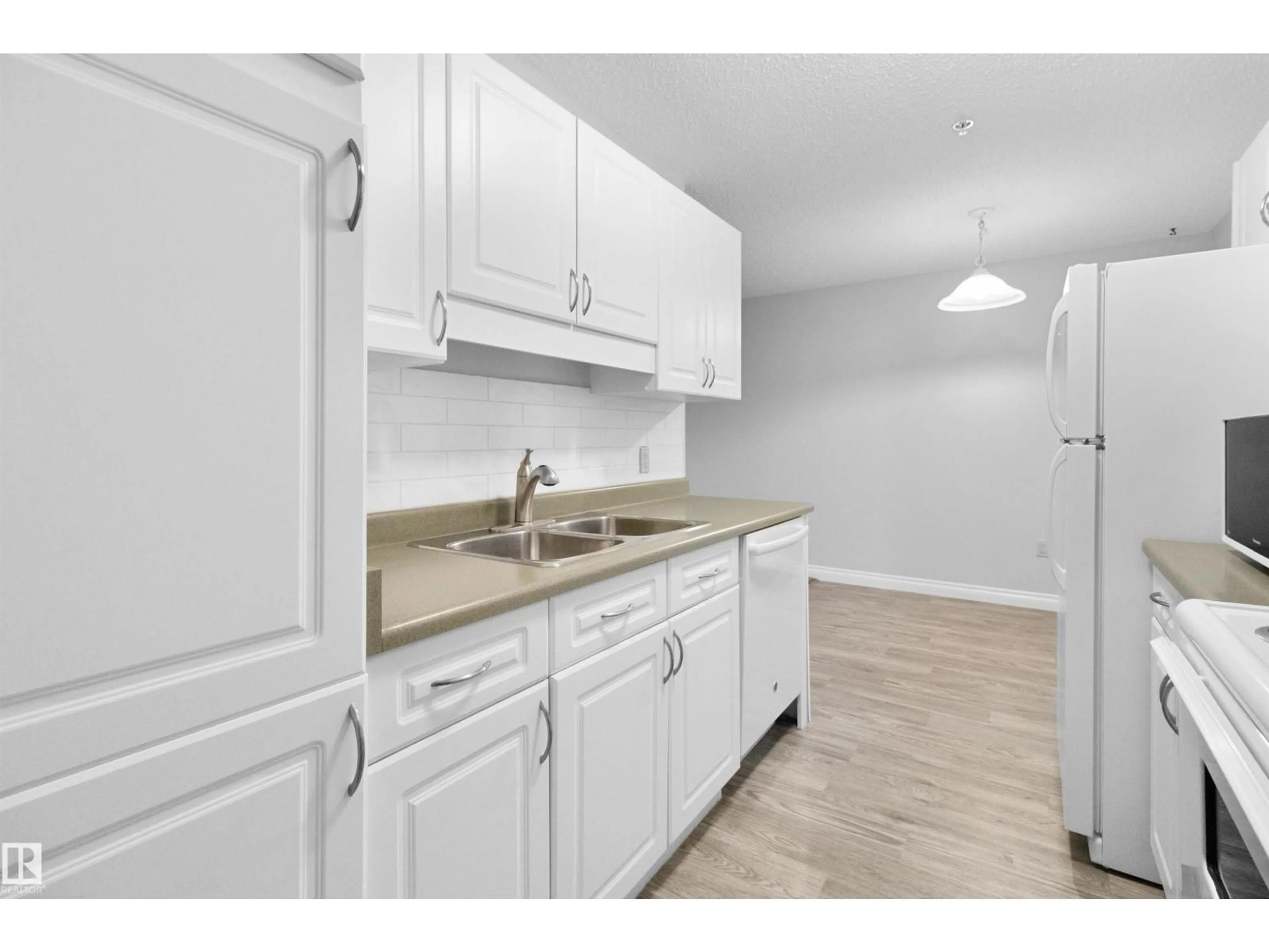 Standard kitchen, unknown for 304 - 11446 40 AV, Edmonton Alberta T6J0R5
