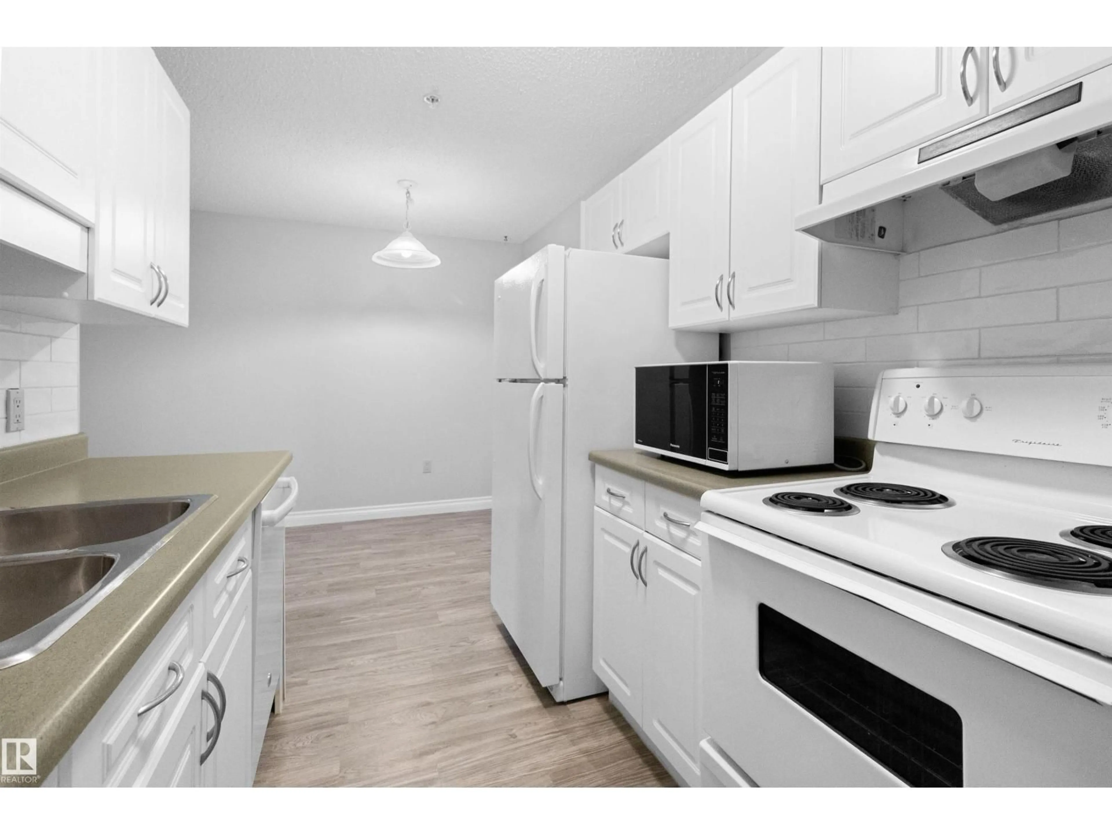 Standard kitchen, unknown for 304 - 11446 40 AV, Edmonton Alberta T6J0R5
