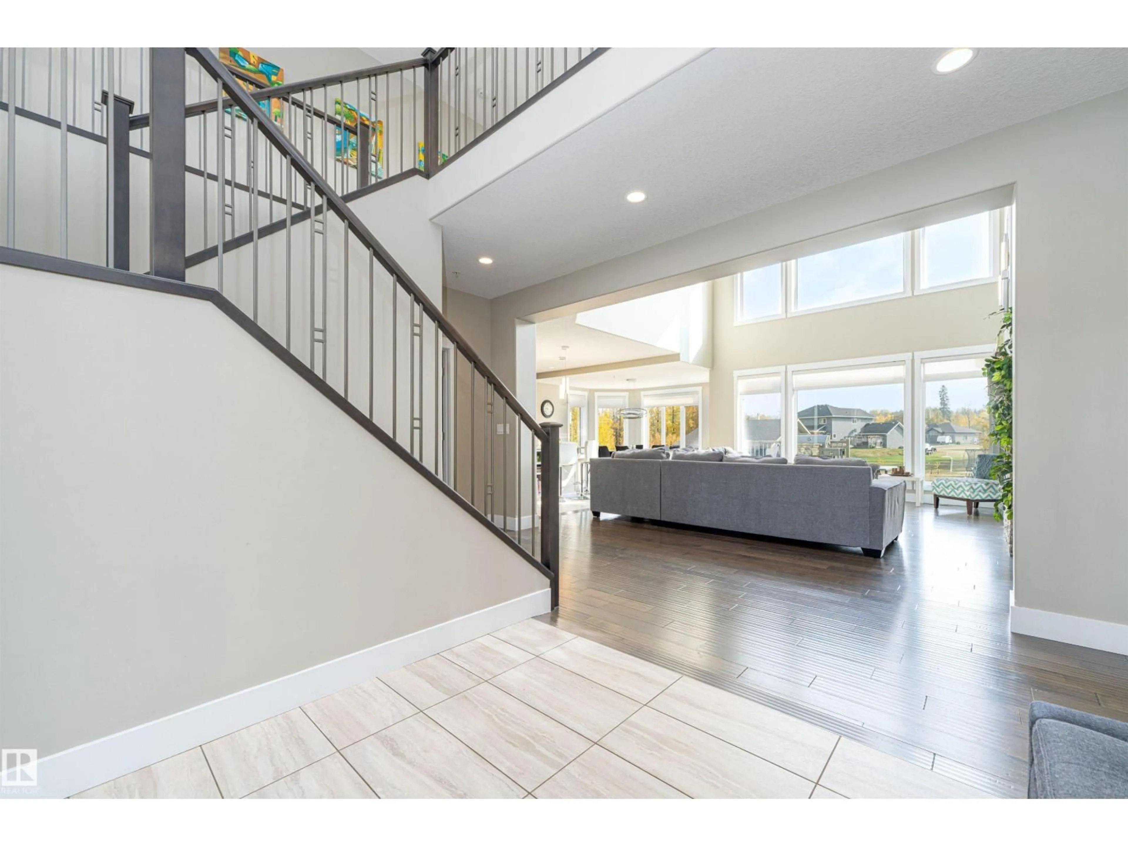Indoor foyer for 15 - 26328 TOWNSHIP ROAD 532A, Rural Parkland County Alberta T7X4M1