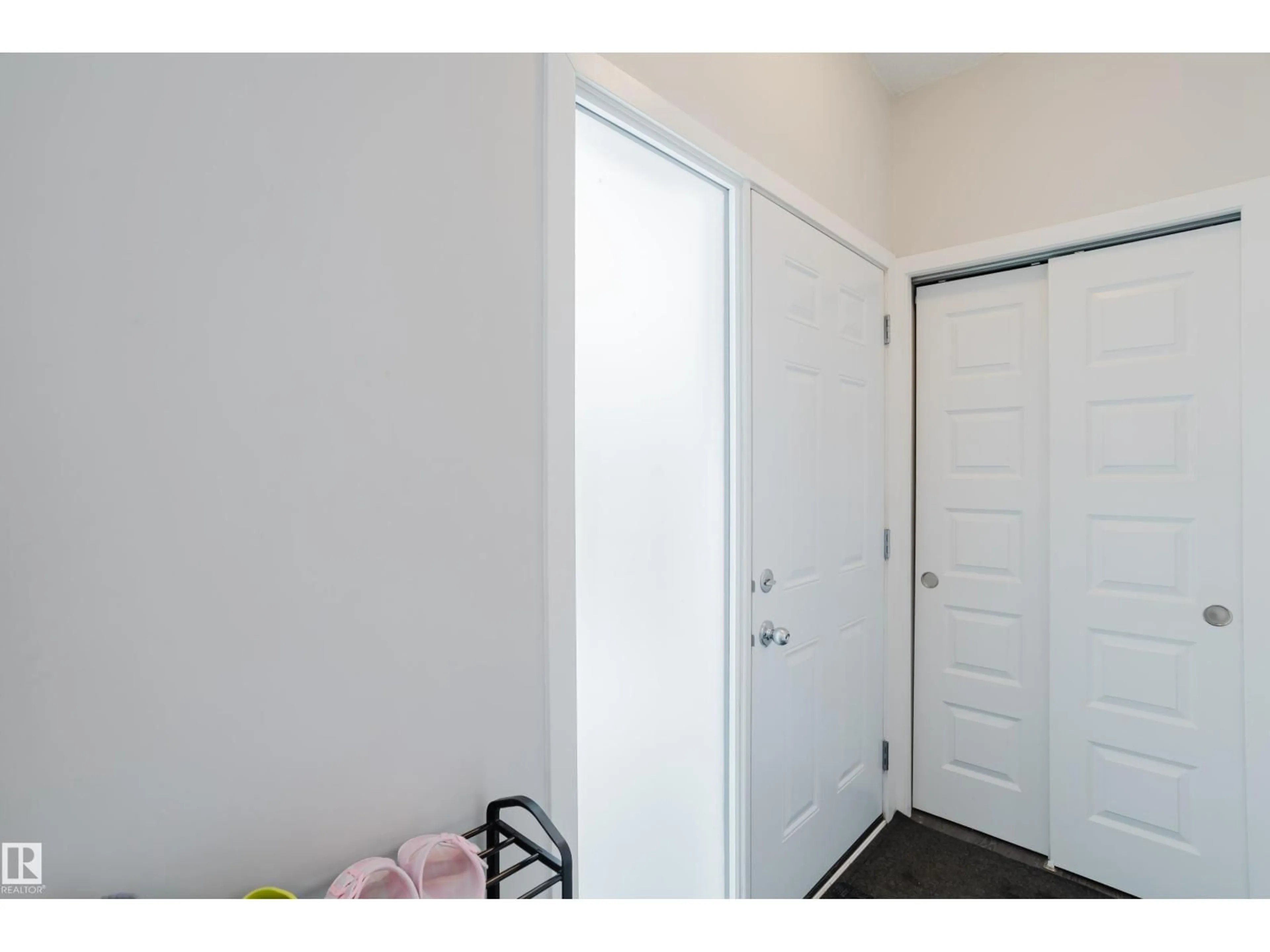 Indoor entryway for NW - 8123 8125 83 AV, Edmonton Alberta T6C1A7