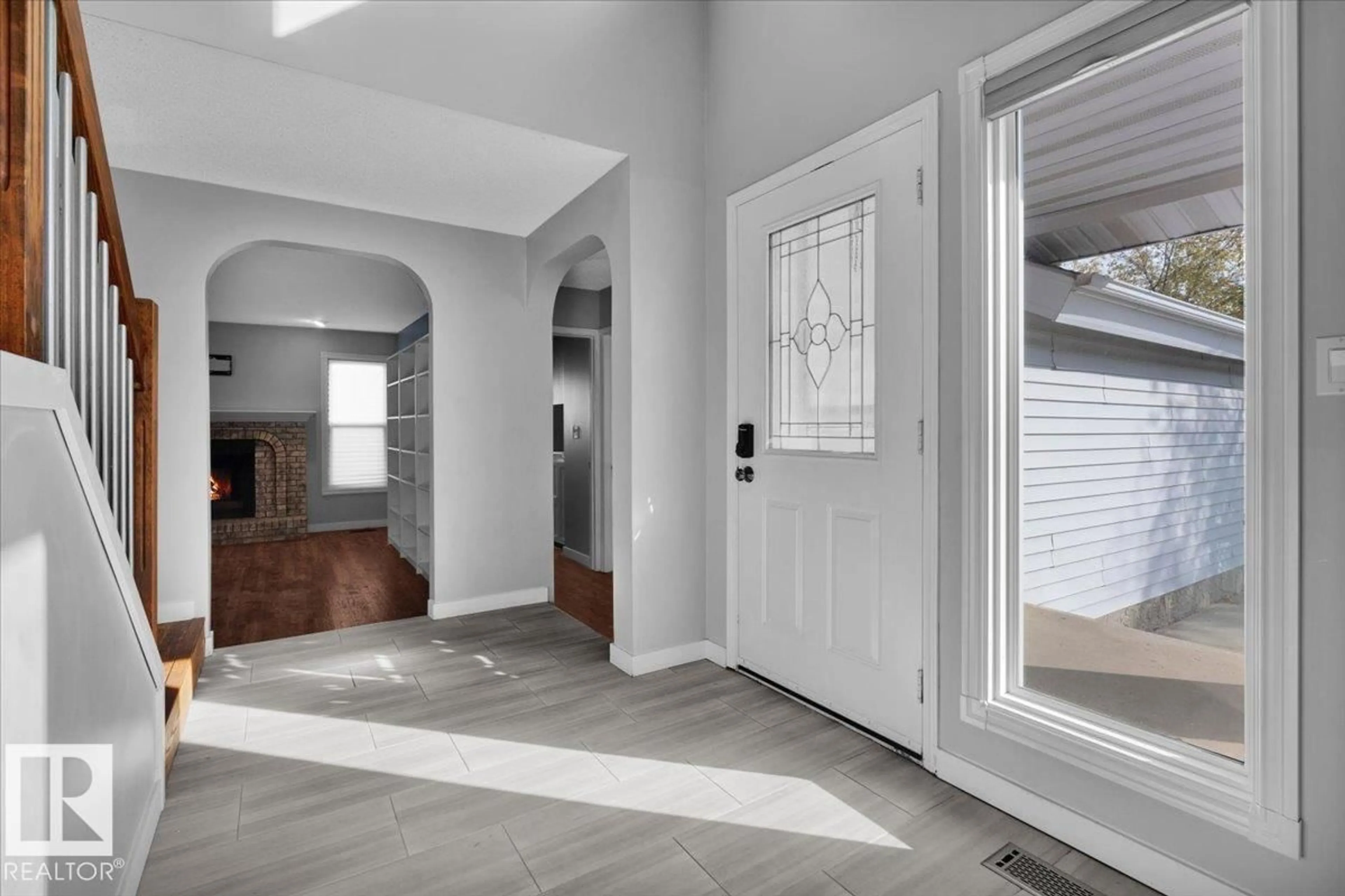 Indoor entryway for 15 DELORME PL, St. Albert Alberta T8N4V9