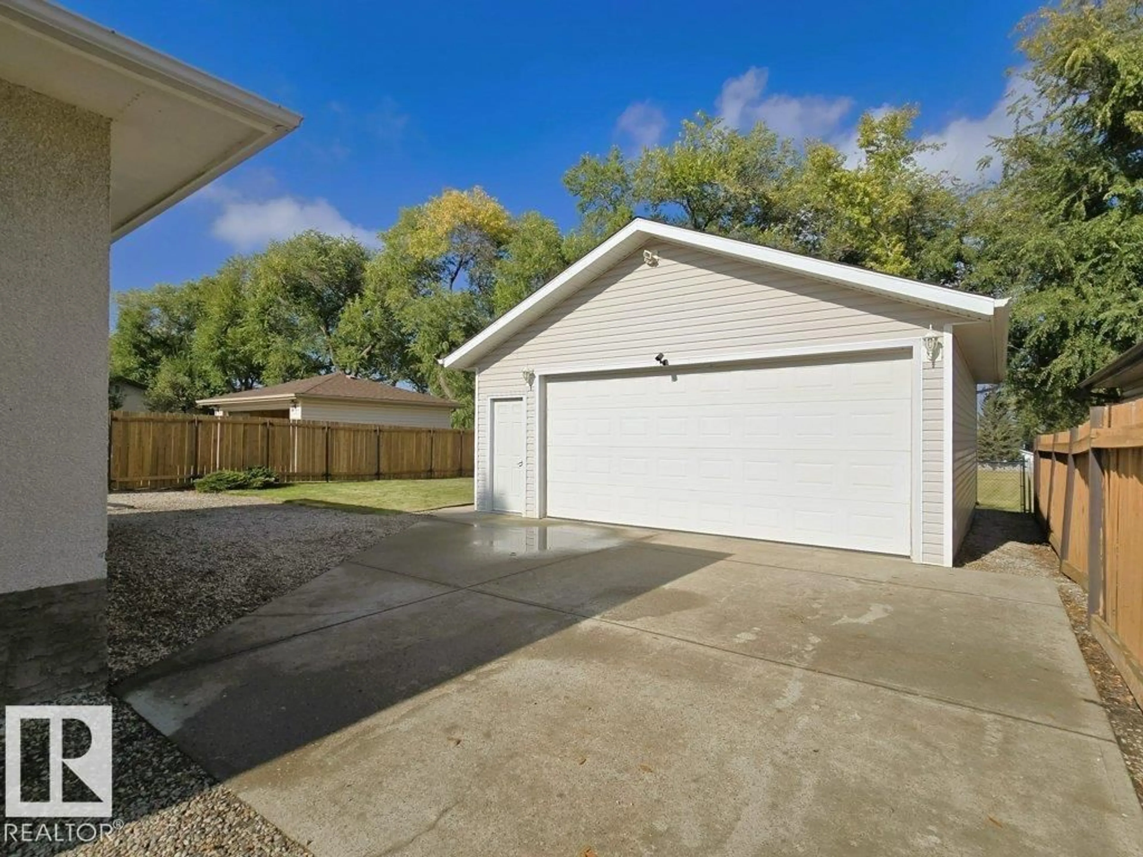 Indoor garage for 16 STARLING DR, Sherwood Park Alberta T8A0A7