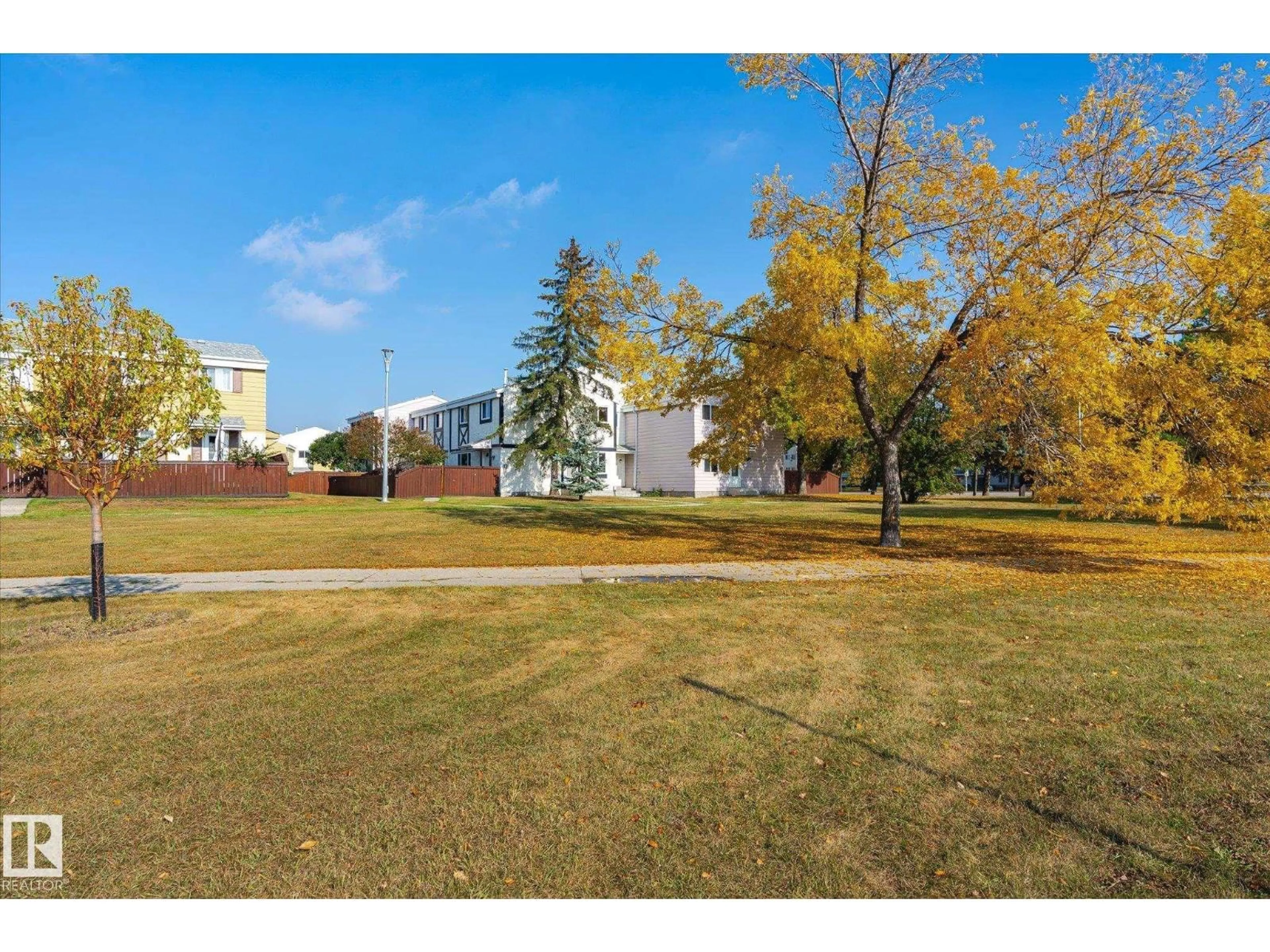 A pic from outside/outdoor area/front of a property/back of a property/a pic from drone, unknown for 283 PRIMROSE GARDENS GD, Edmonton Alberta T5T0R8