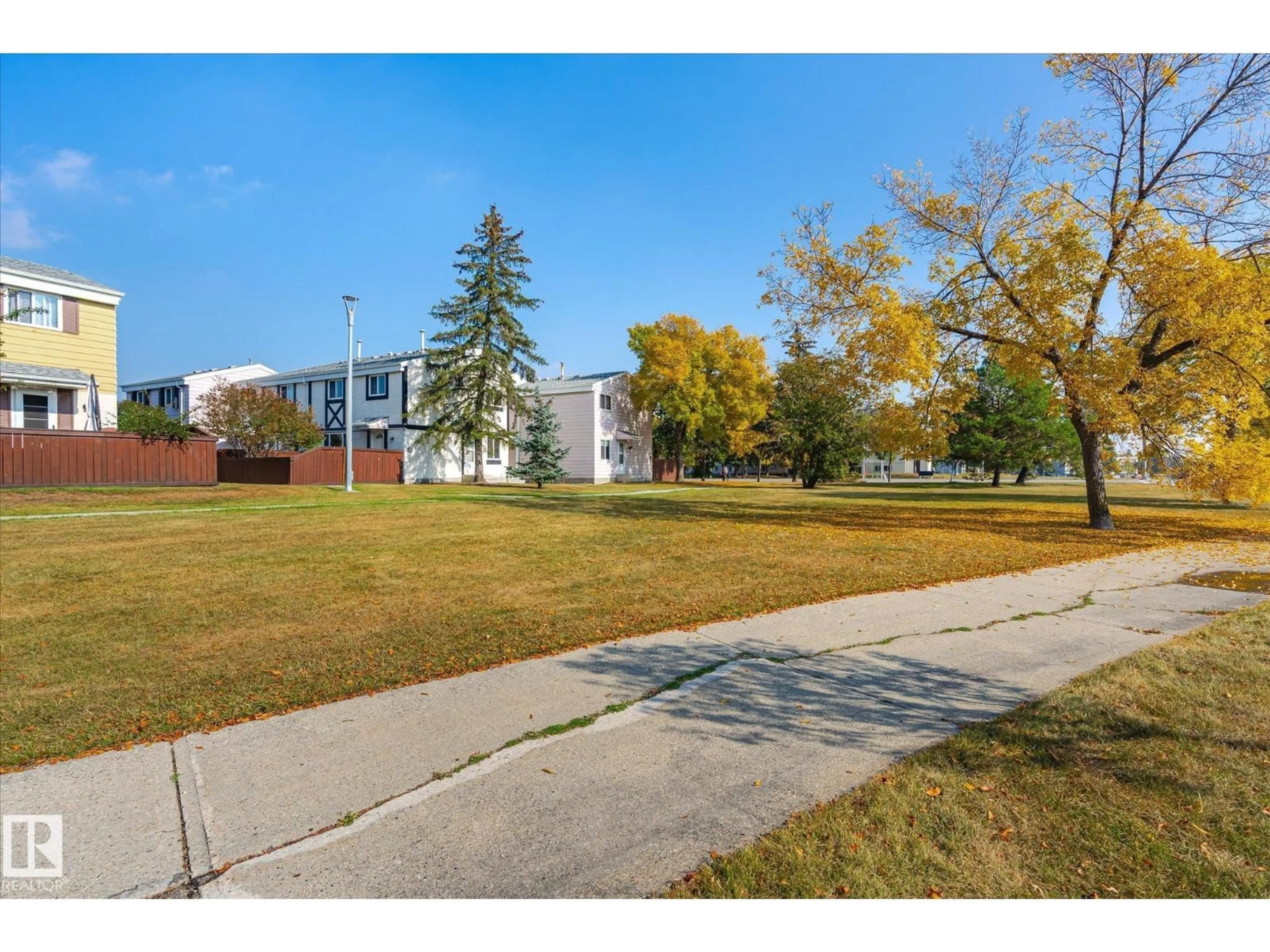 A pic from outside/outdoor area/front of a property/back of a property/a pic from drone, street for 283 PRIMROSE GARDENS GD, Edmonton Alberta T5T0R8