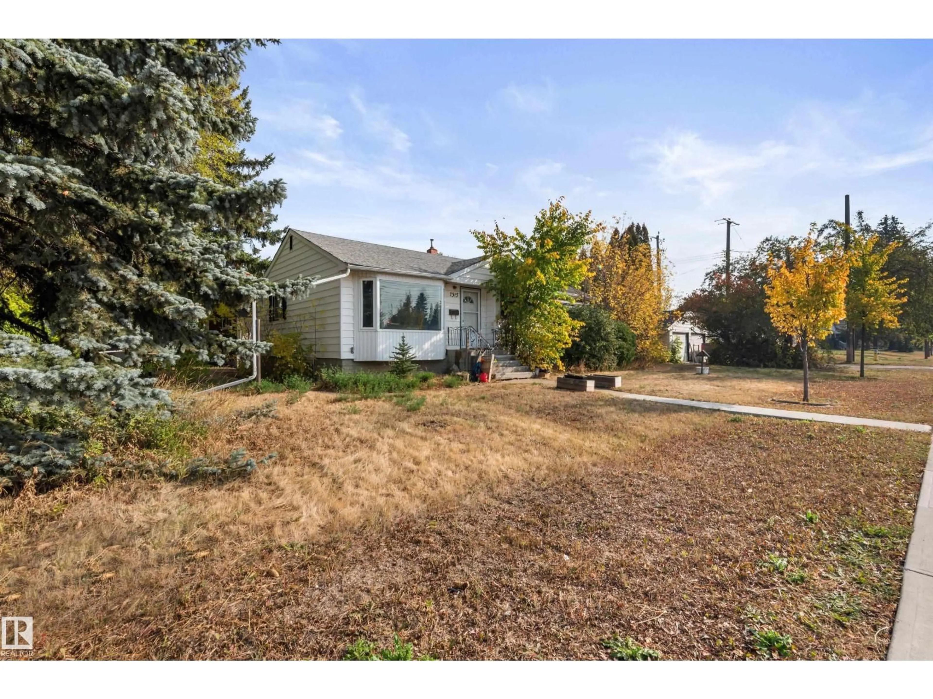 A pic from outside/outdoor area/front of a property/back of a property/a pic from drone, street for 7515 83 ST, Edmonton Alberta T6C2Y5