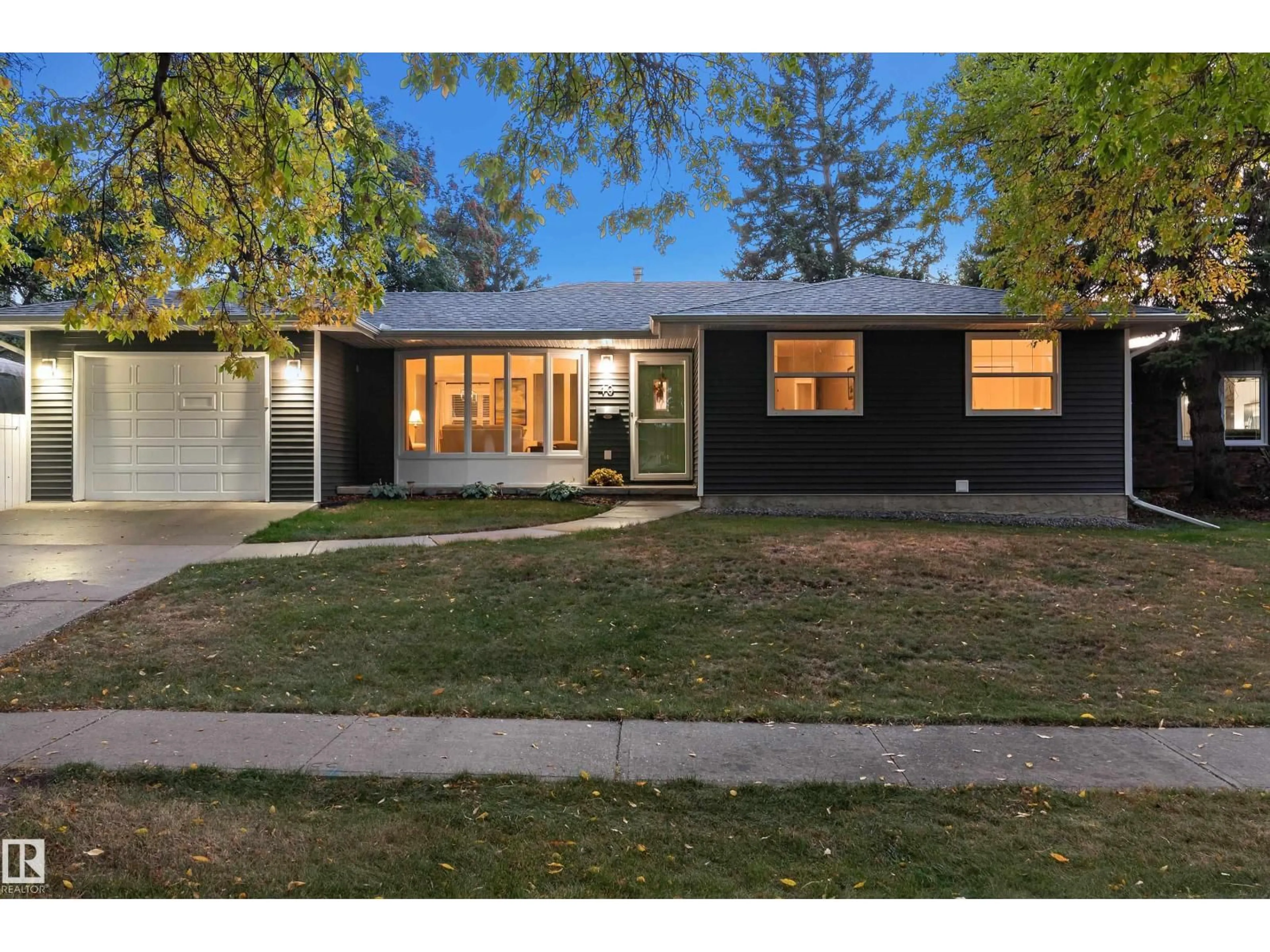 Home with vinyl exterior material, street for 40 FERNWOOD CR, St. Albert Alberta T8N1Y4