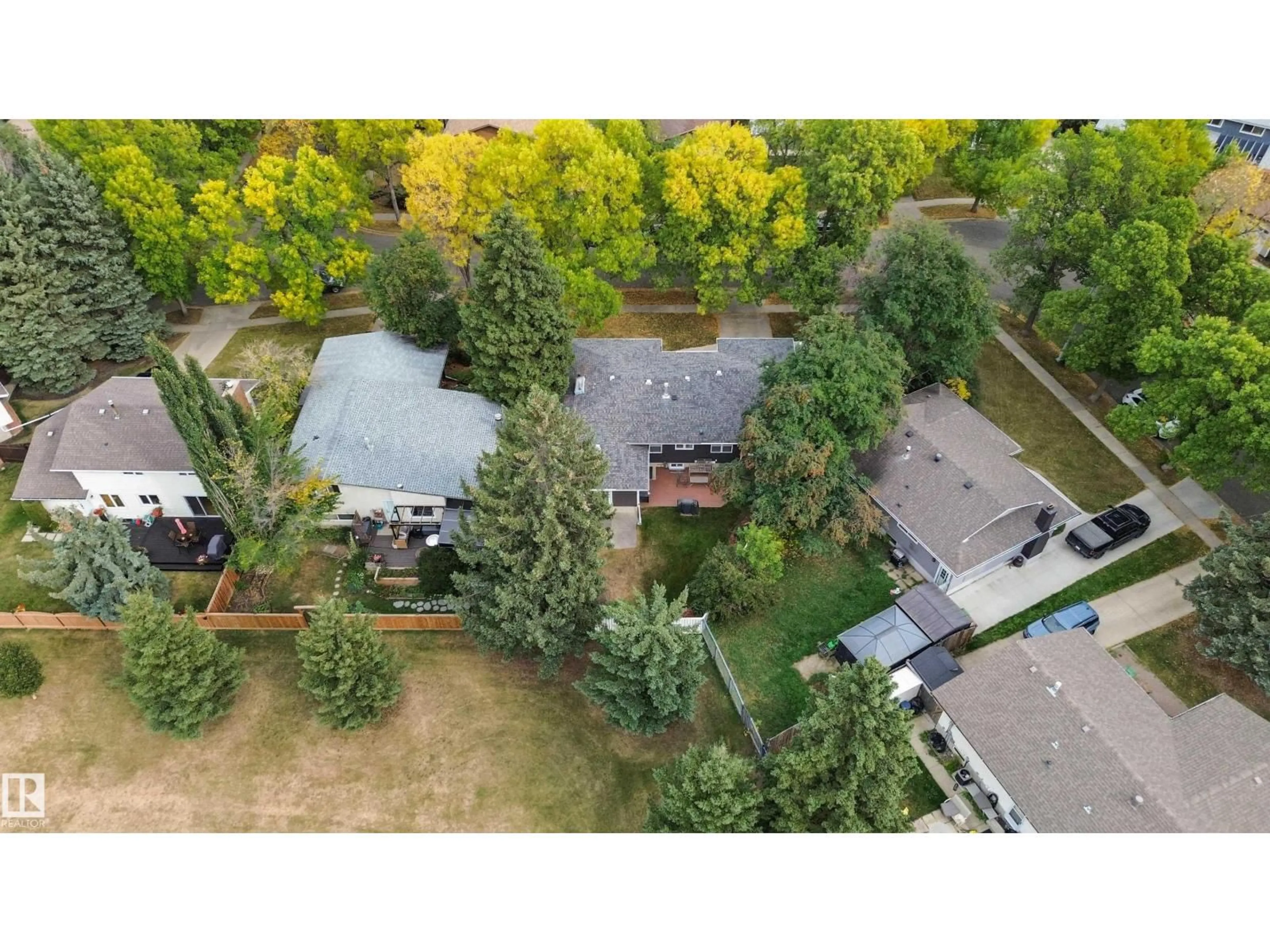 A pic from outside/outdoor area/front of a property/back of a property/a pic from drone, unknown for 40 FERNWOOD CR, St. Albert Alberta T8N1Y4