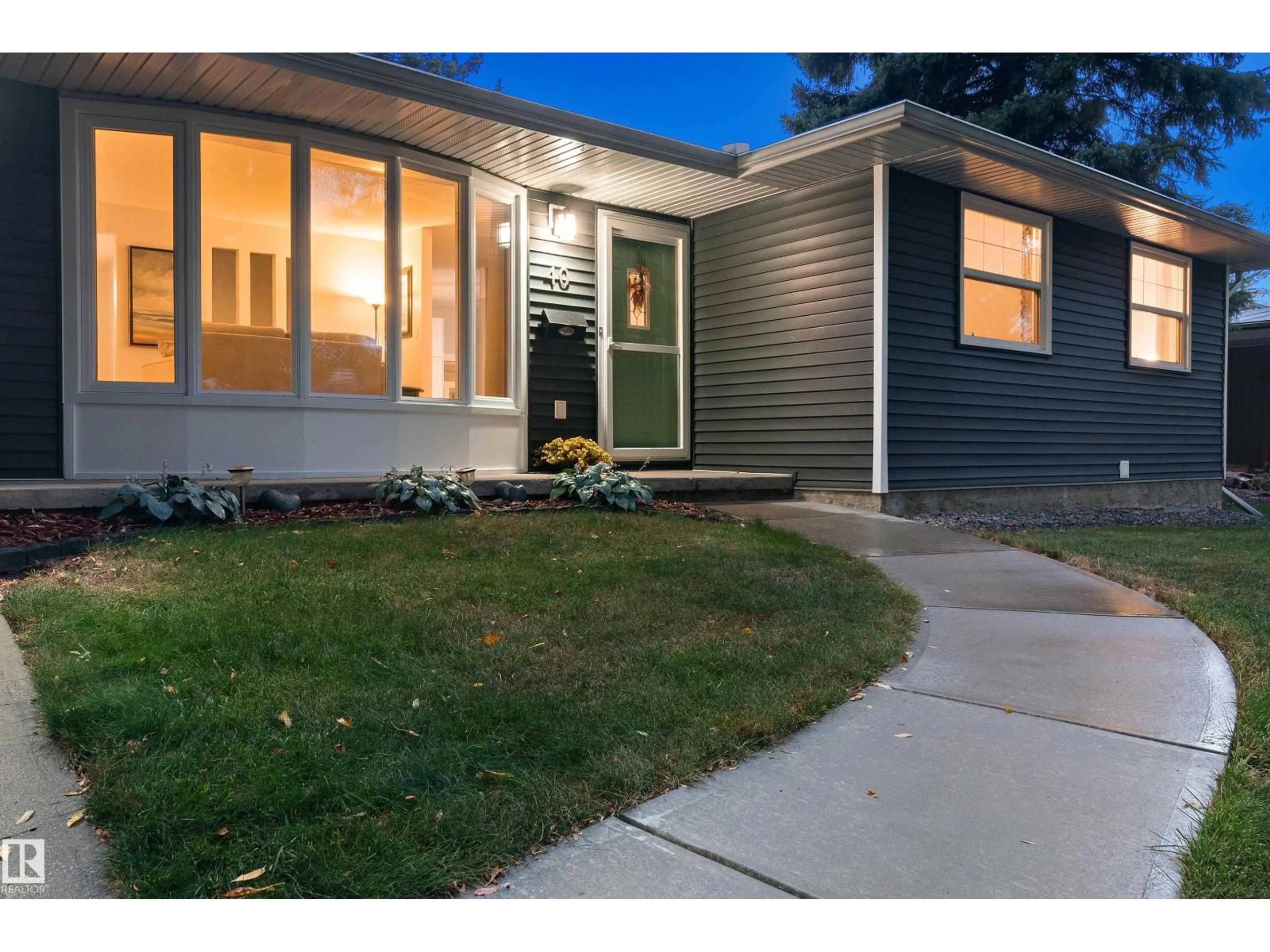 Home with vinyl exterior material, street for 40 FERNWOOD CR, St. Albert Alberta T8N1Y4
