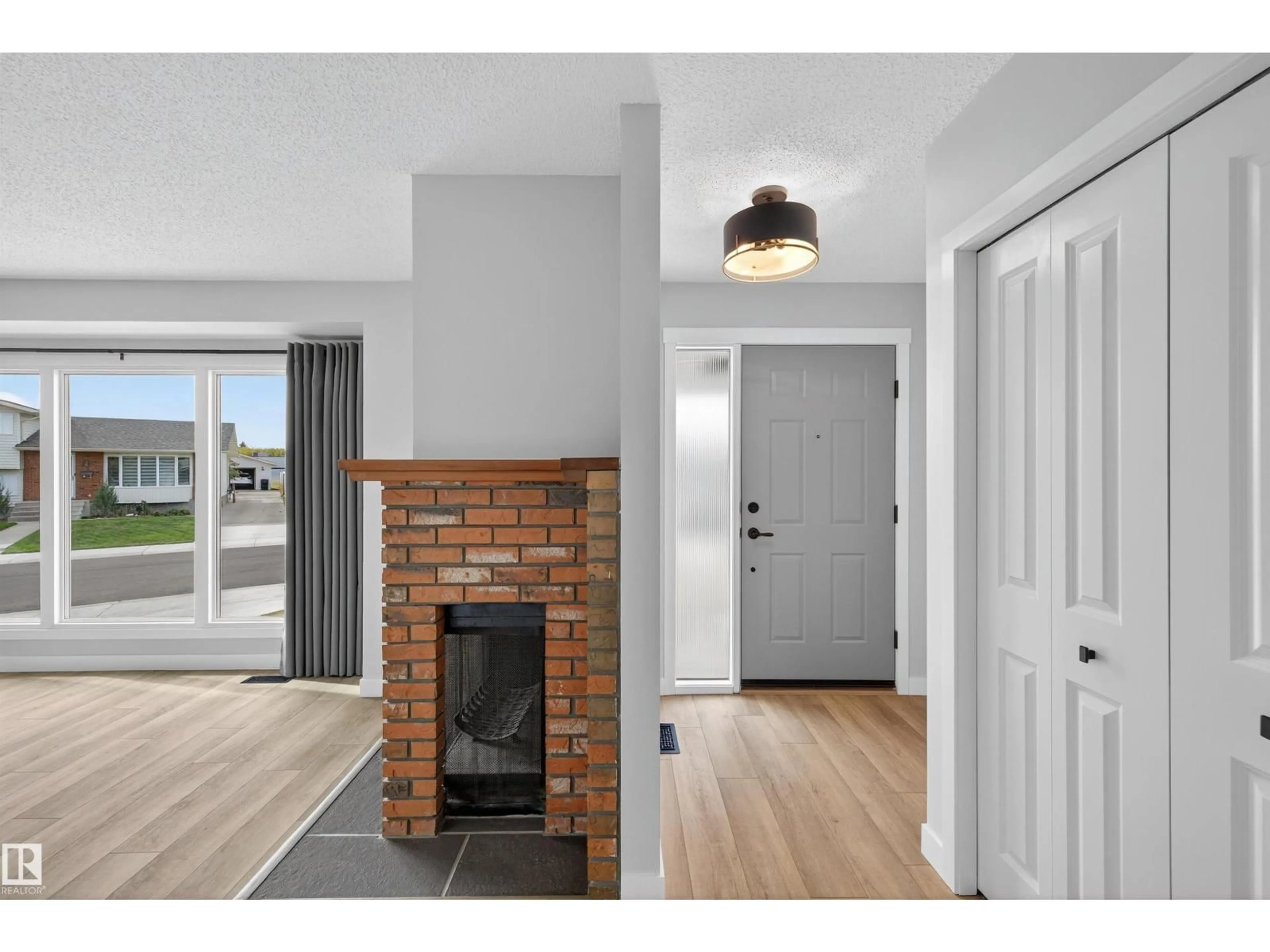 Indoor entryway for 13815 35 ST, Edmonton Alberta T5Y2E7