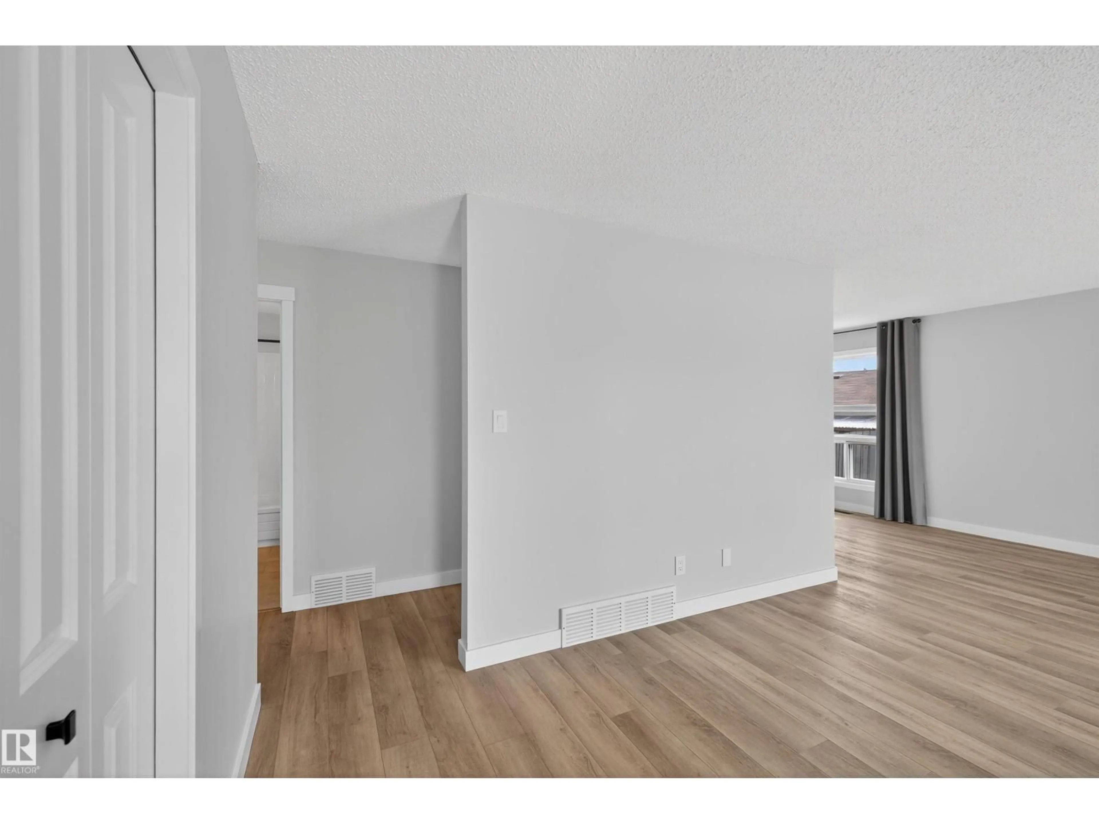 A pic of a room for 13815 35 ST, Edmonton Alberta T5Y2E7