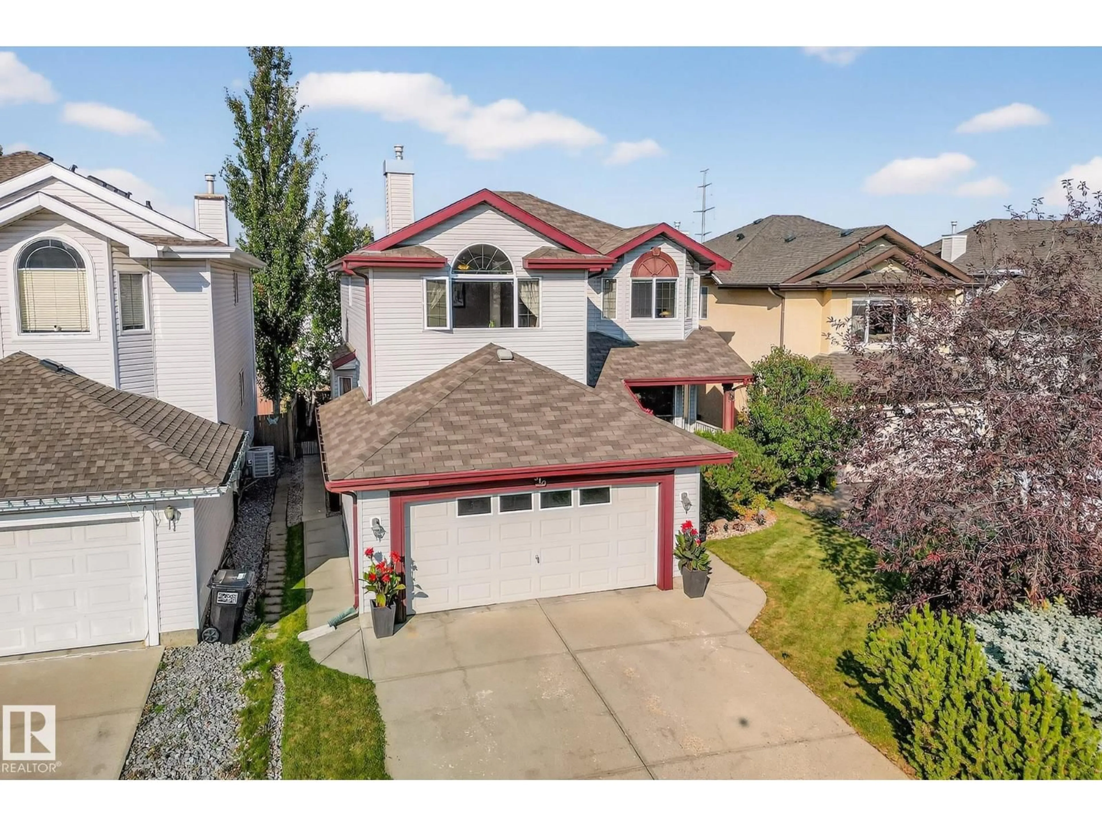 A pic from outside/outdoor area/front of a property/back of a property/a pic from drone, street for 310 HILLIARD CL, Edmonton Alberta T6R3G4