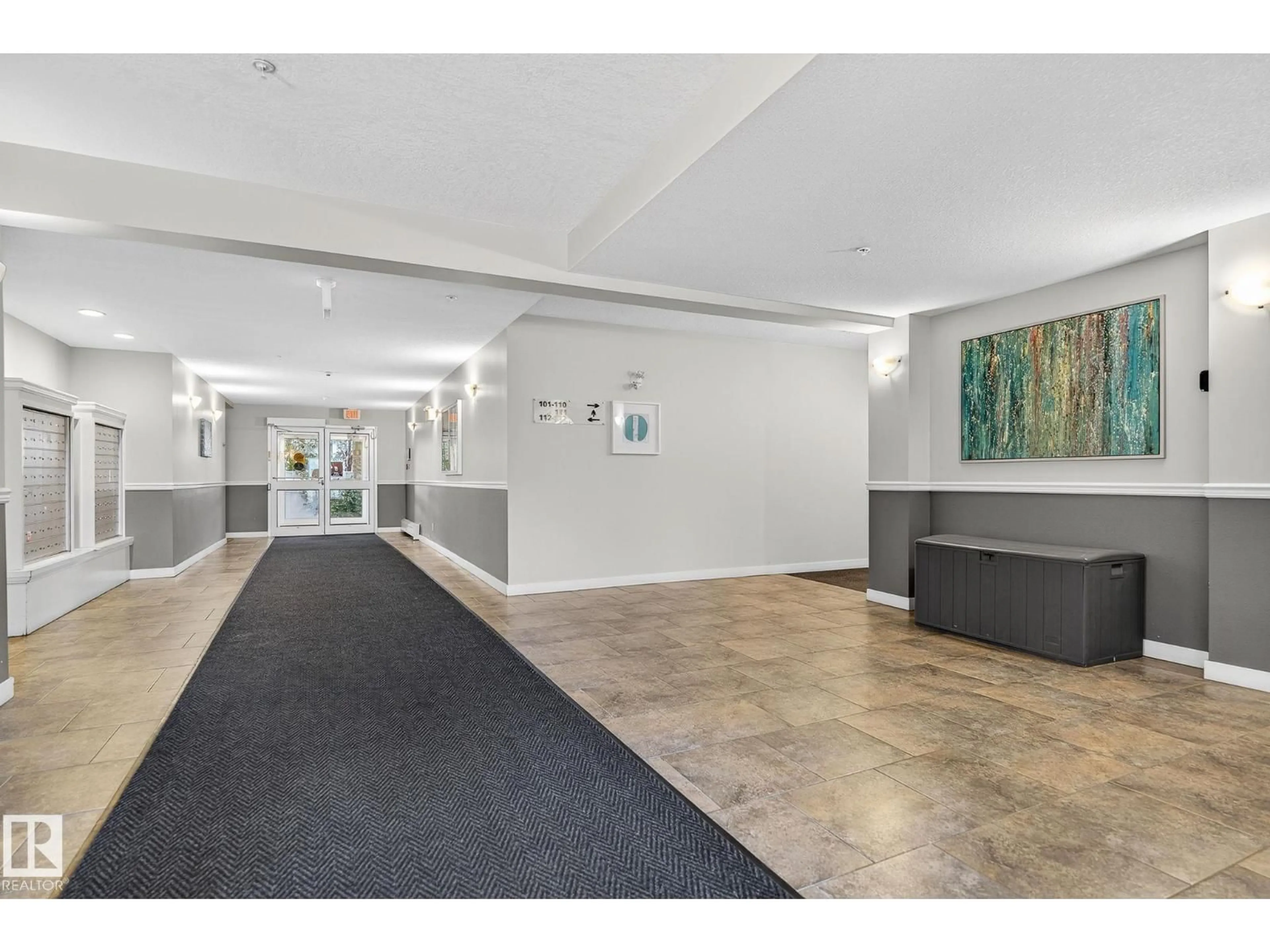 Indoor foyer for 415 10523 123 ST NW, Edmonton Alberta T5N1N9