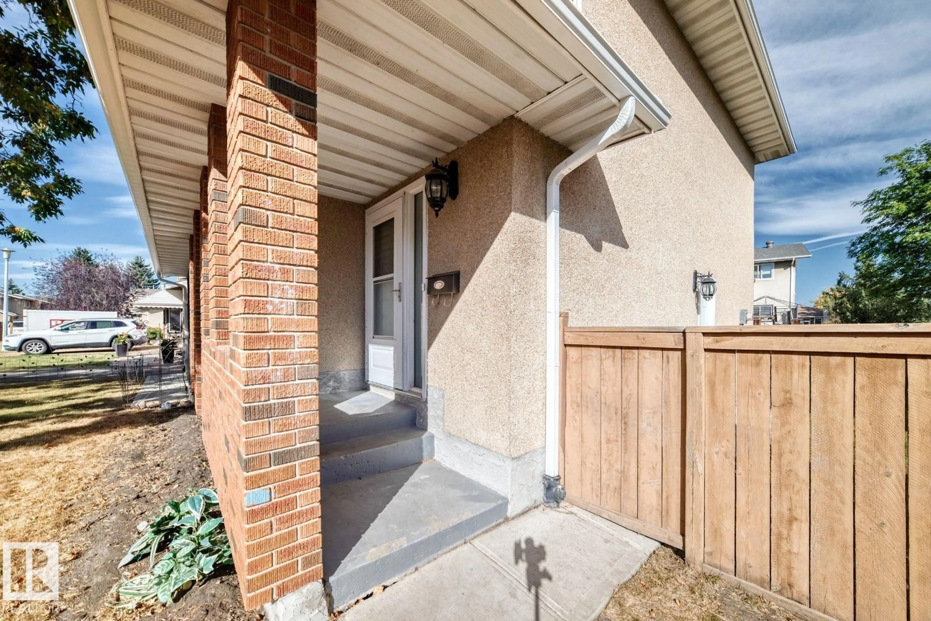 Indoor entryway for 10936 BEAUMARIS RD, Edmonton Alberta T5X1Z6