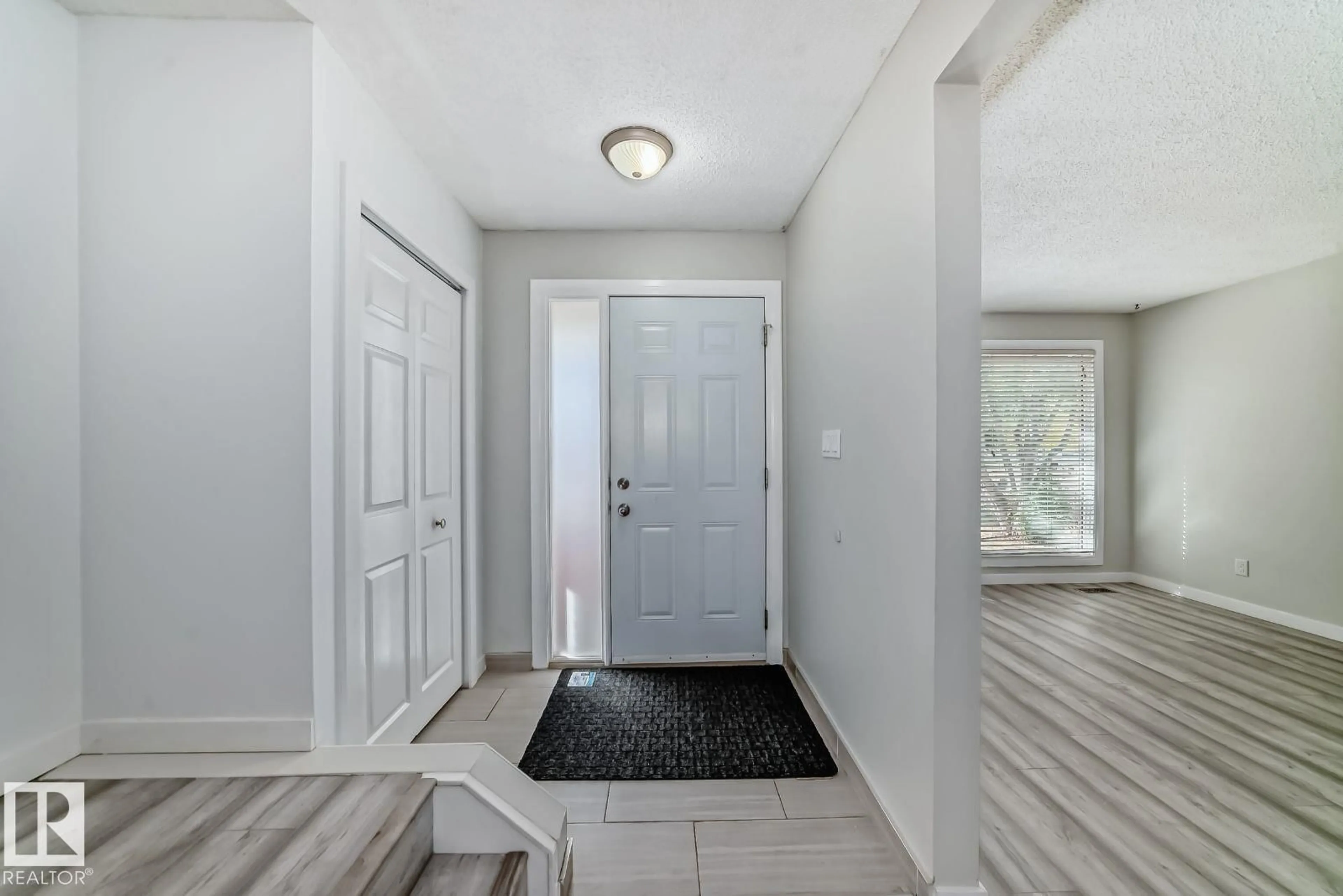 Indoor entryway for 10936 BEAUMARIS RD, Edmonton Alberta T5X1Z6