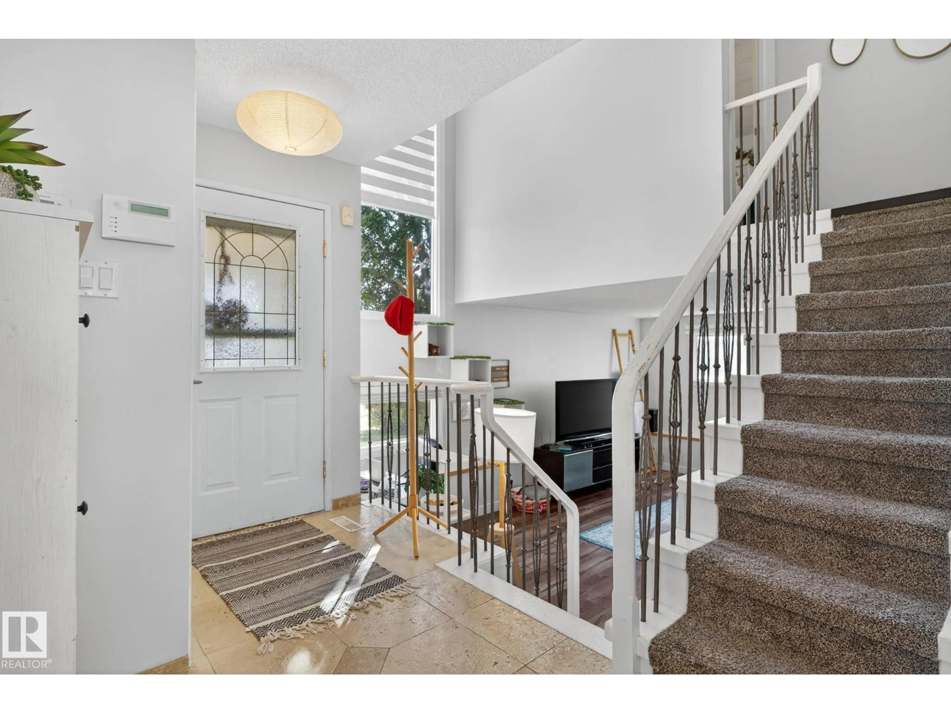 Indoor entryway for 3608 51 ST NW, Edmonton Alberta T6L1C6