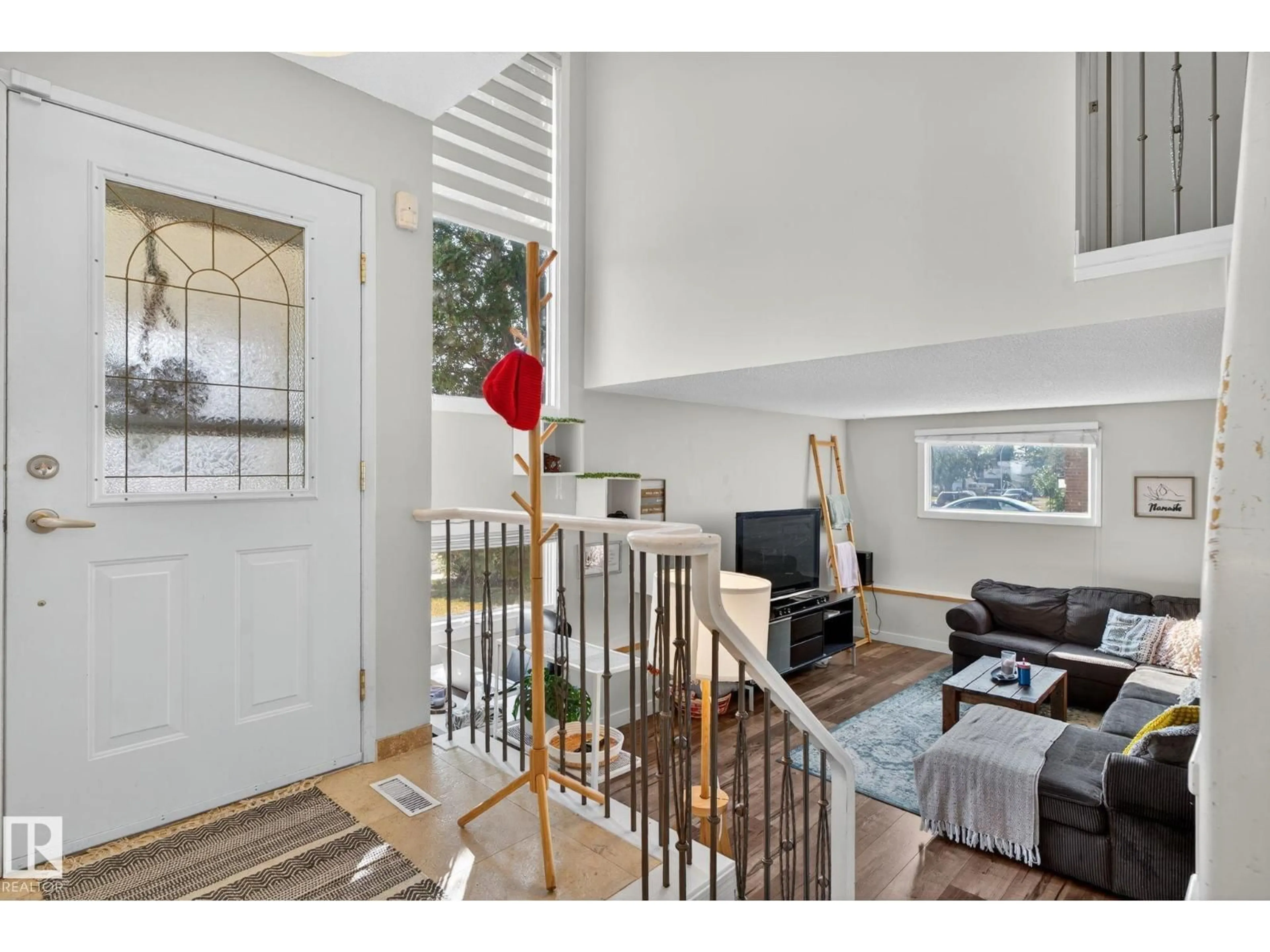 Indoor entryway for 3608 51 ST NW, Edmonton Alberta T6L1C6