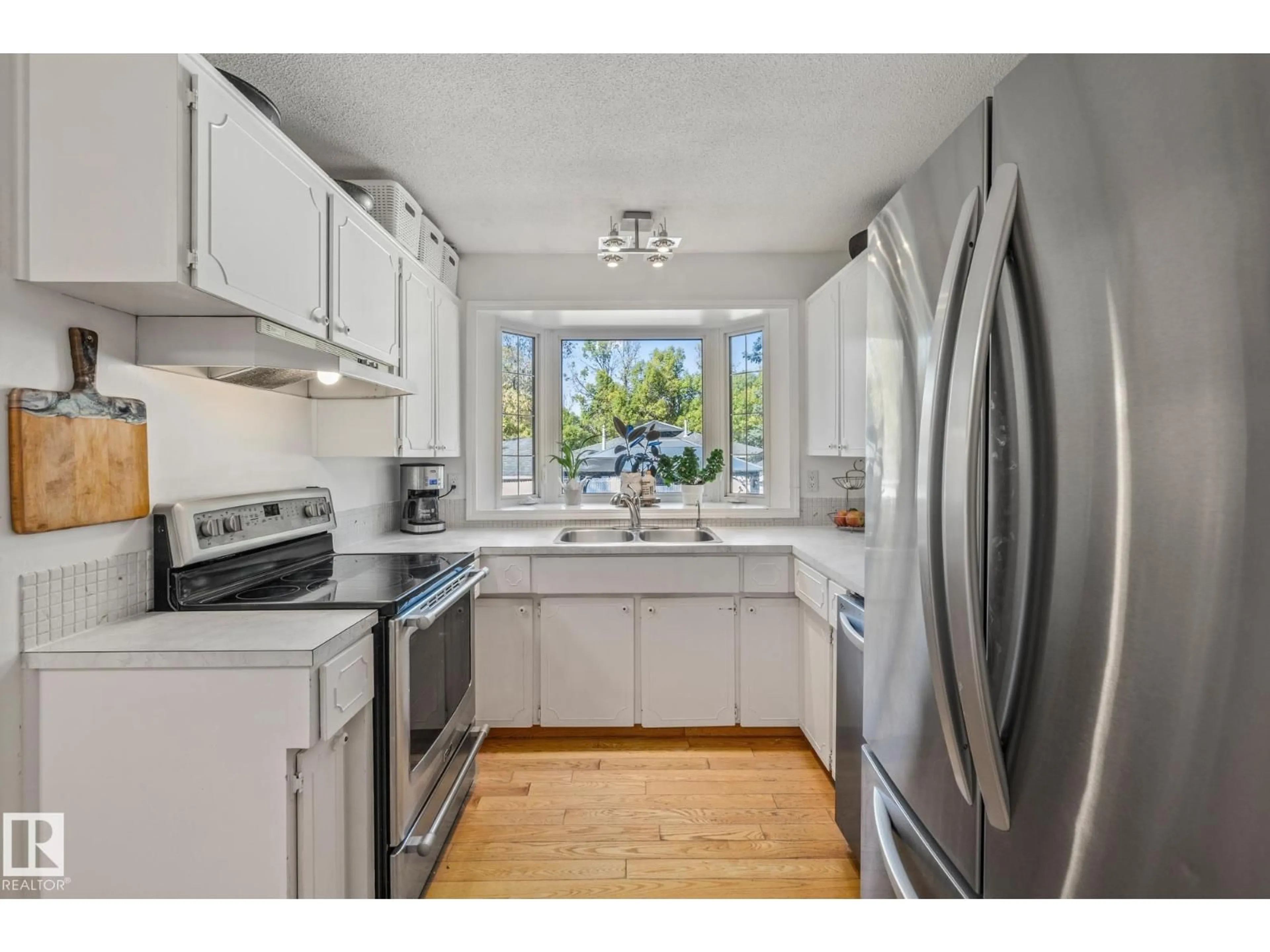 Standard kitchen, unknown for 18 BURNHAM AV, St. Albert Alberta T8N0A7