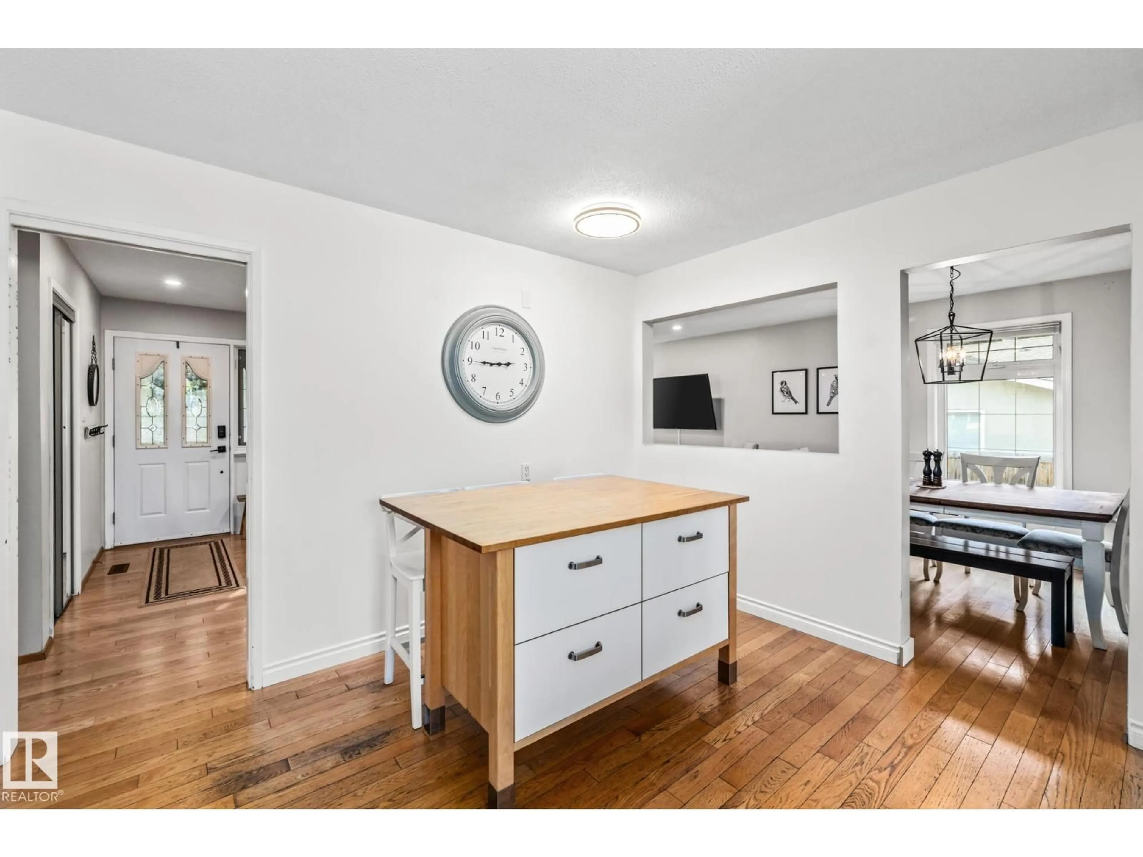 Open concept kitchen, wood/laminate floor for 18 BURNHAM AV, St. Albert Alberta T8N0A7