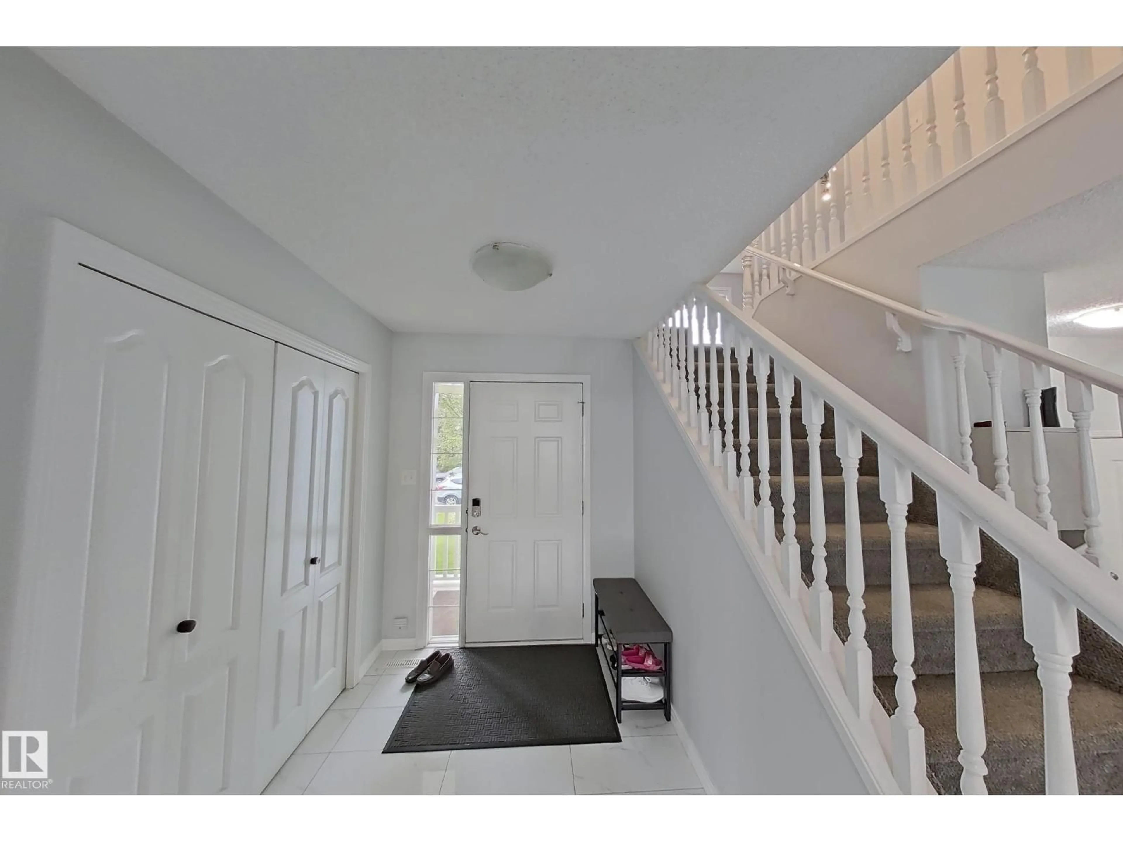 Indoor foyer for 315 WILD ROSE WY, Edmonton Alberta T6T1M7