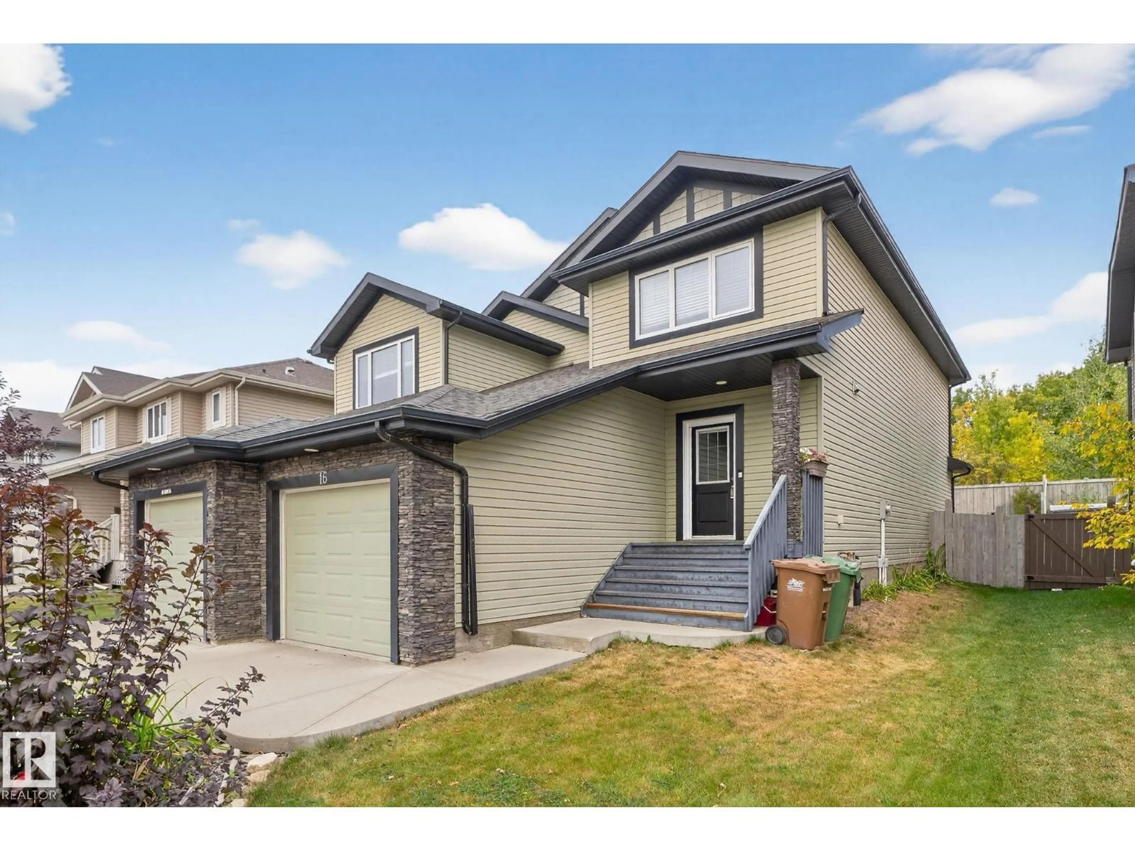 Home with vinyl exterior material, street for 16 ROYAL ST, St. Albert Alberta T8N7N8