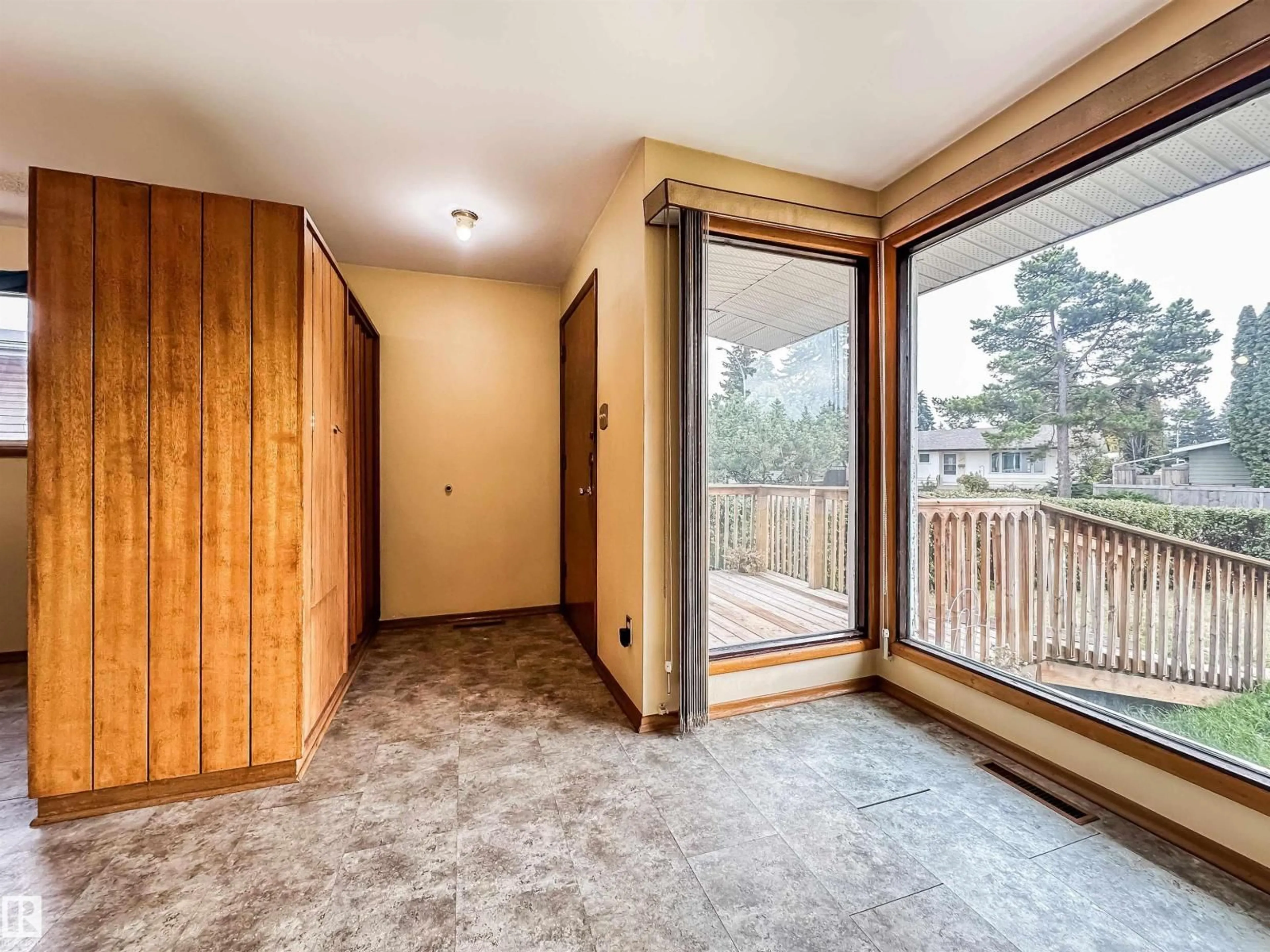 Indoor entryway for 8126 150 ST, Edmonton Alberta T5R1E1