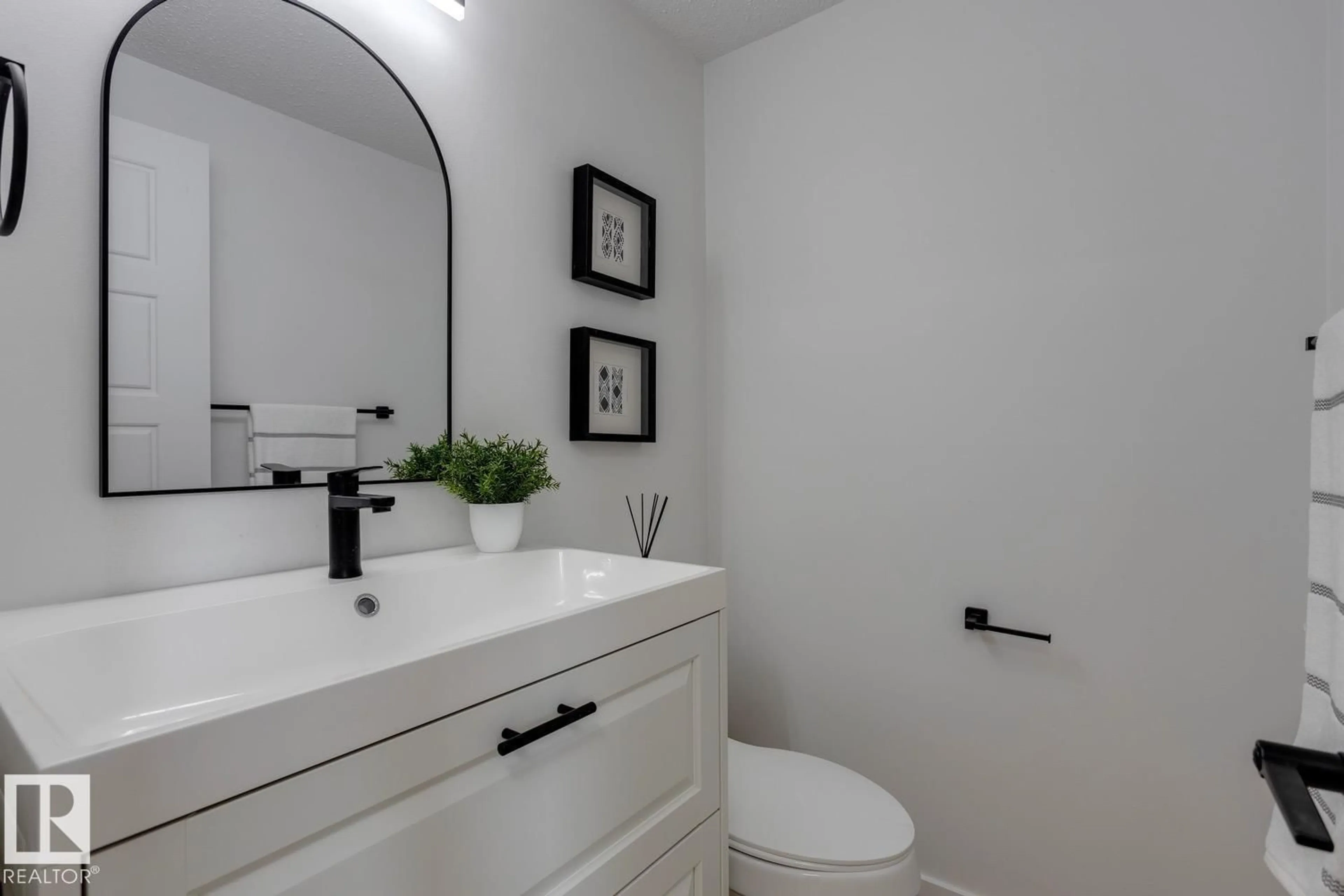 Contemporary bathroom, ceramic/tile floor for 73 RIDGEWOOD TC, St. Albert Alberta T8N0E9