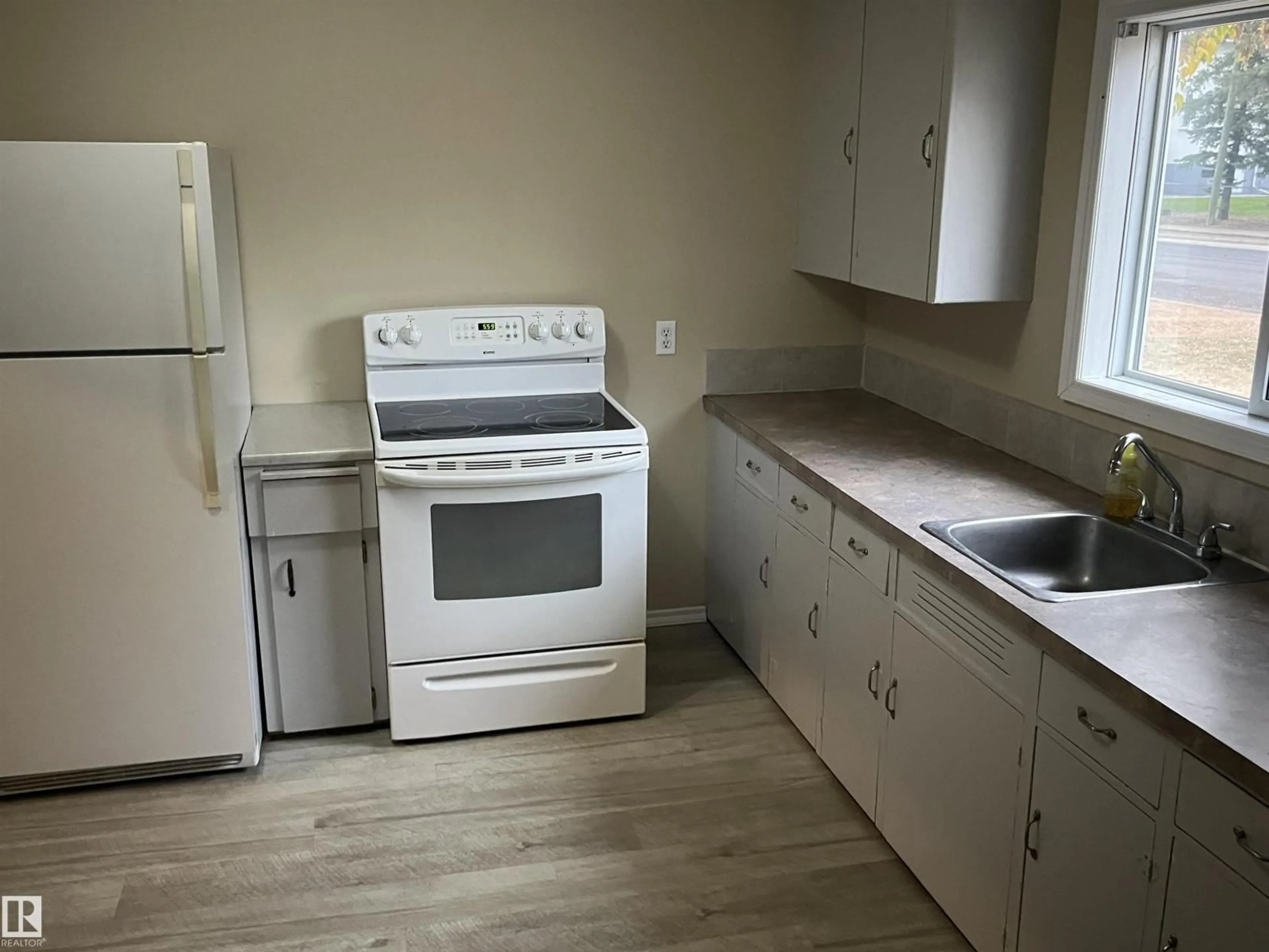 Standard kitchen, wood/laminate floor for 5102 53 ST, Daysland Alberta T0B1A0