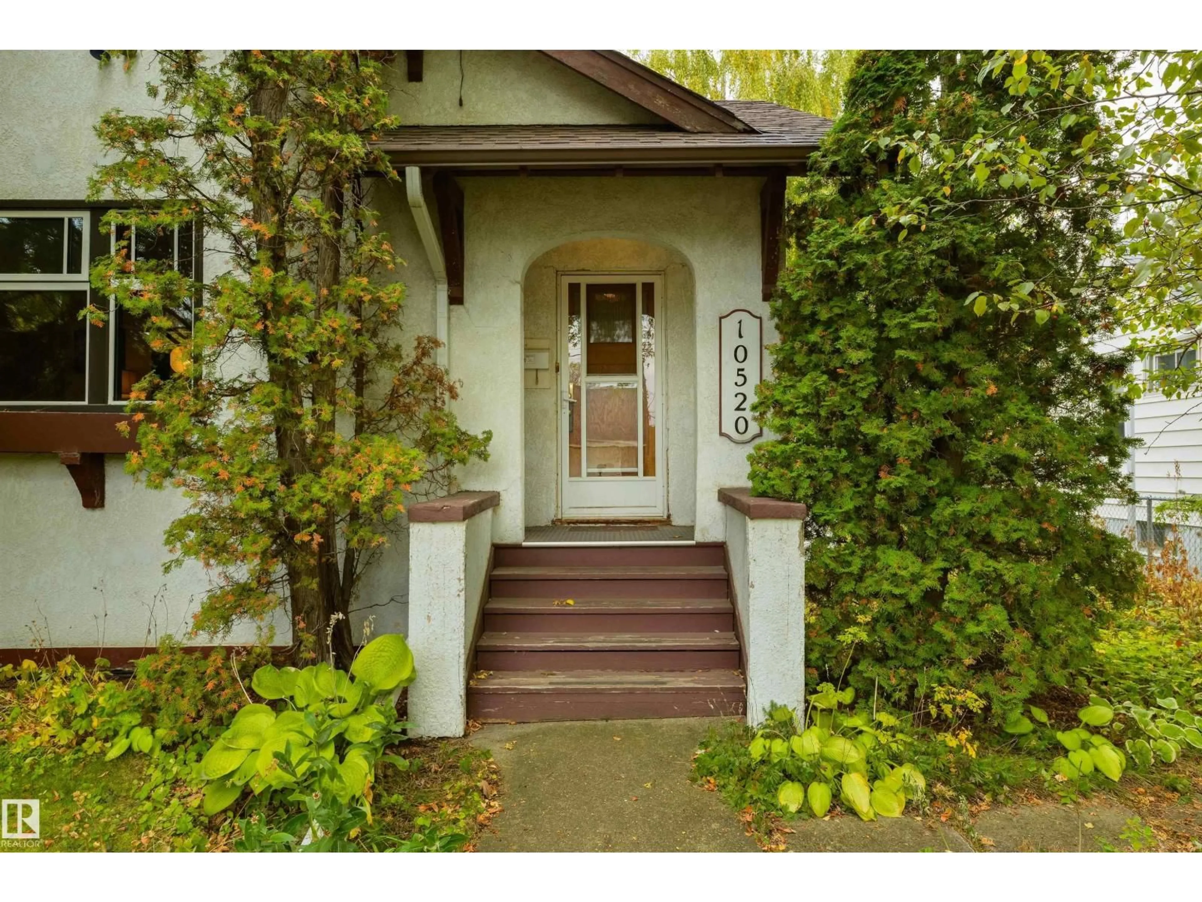 Indoor entryway for 10520 74 AV, Edmonton Alberta T6E1G2