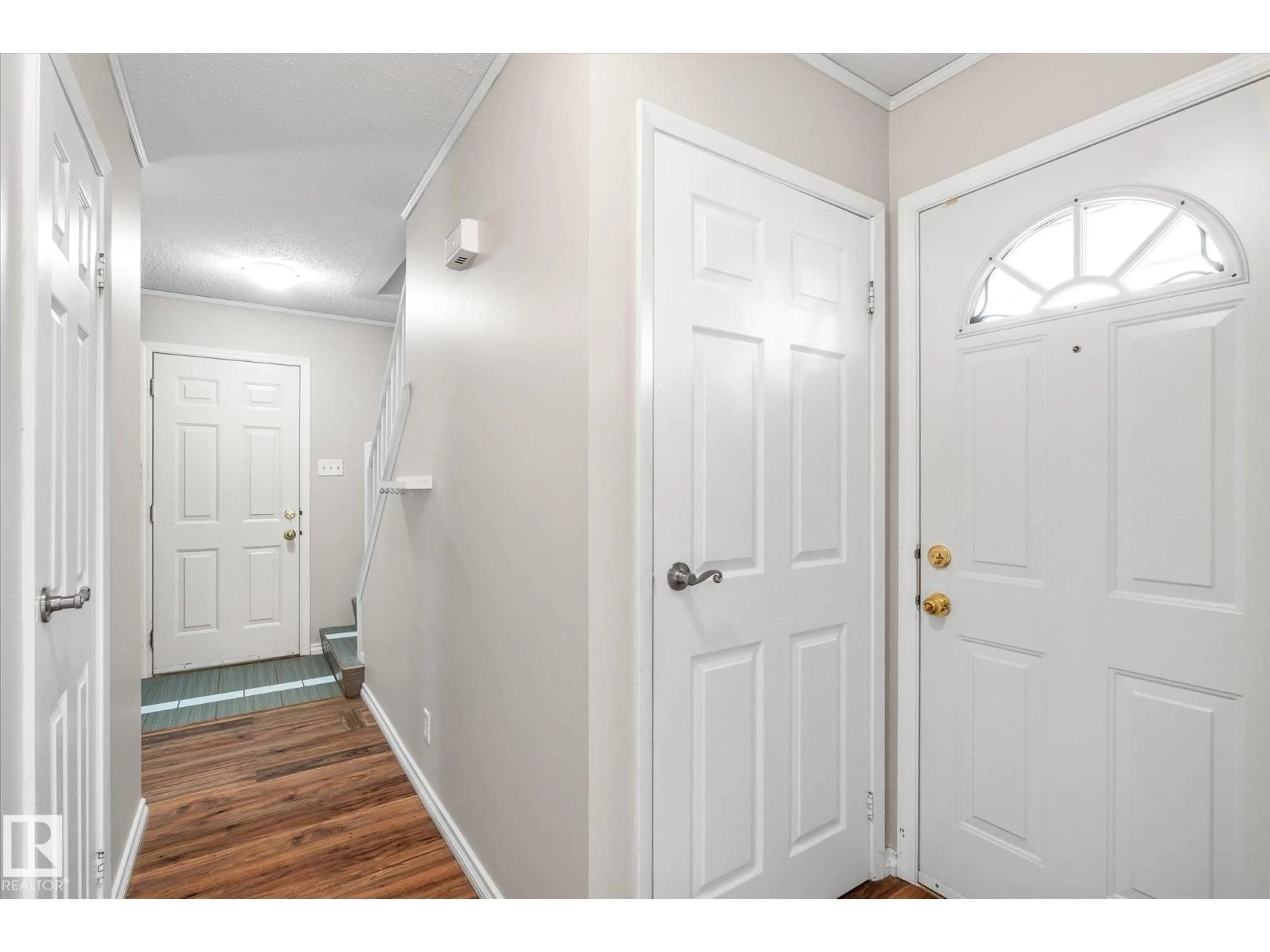 Indoor entryway for 5C TWIN TC NW, Edmonton Alberta T6K1V4