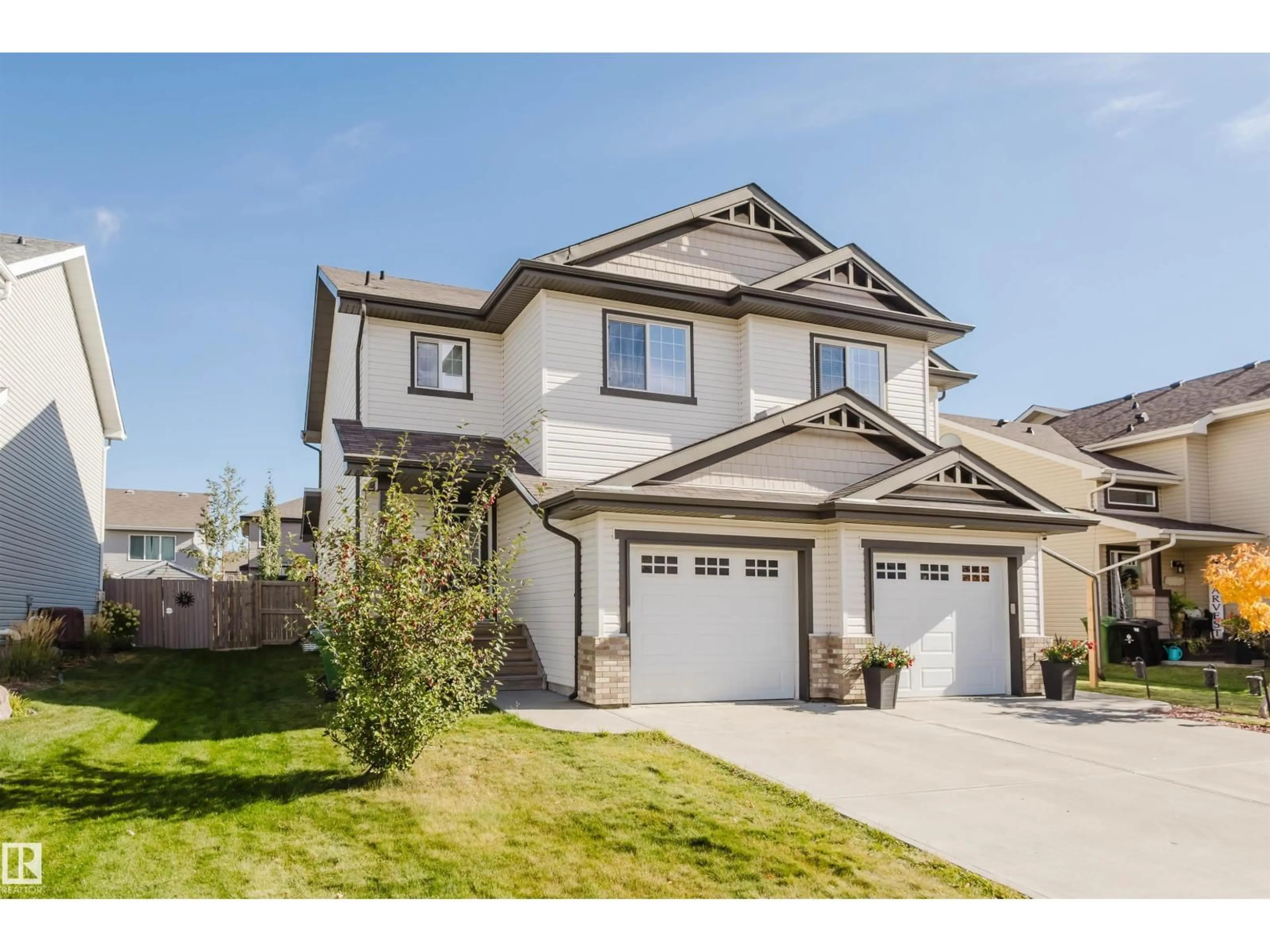 Home with vinyl exterior material, street for 33 CATALINA CT, Fort Saskatchewan Alberta T8L0K5