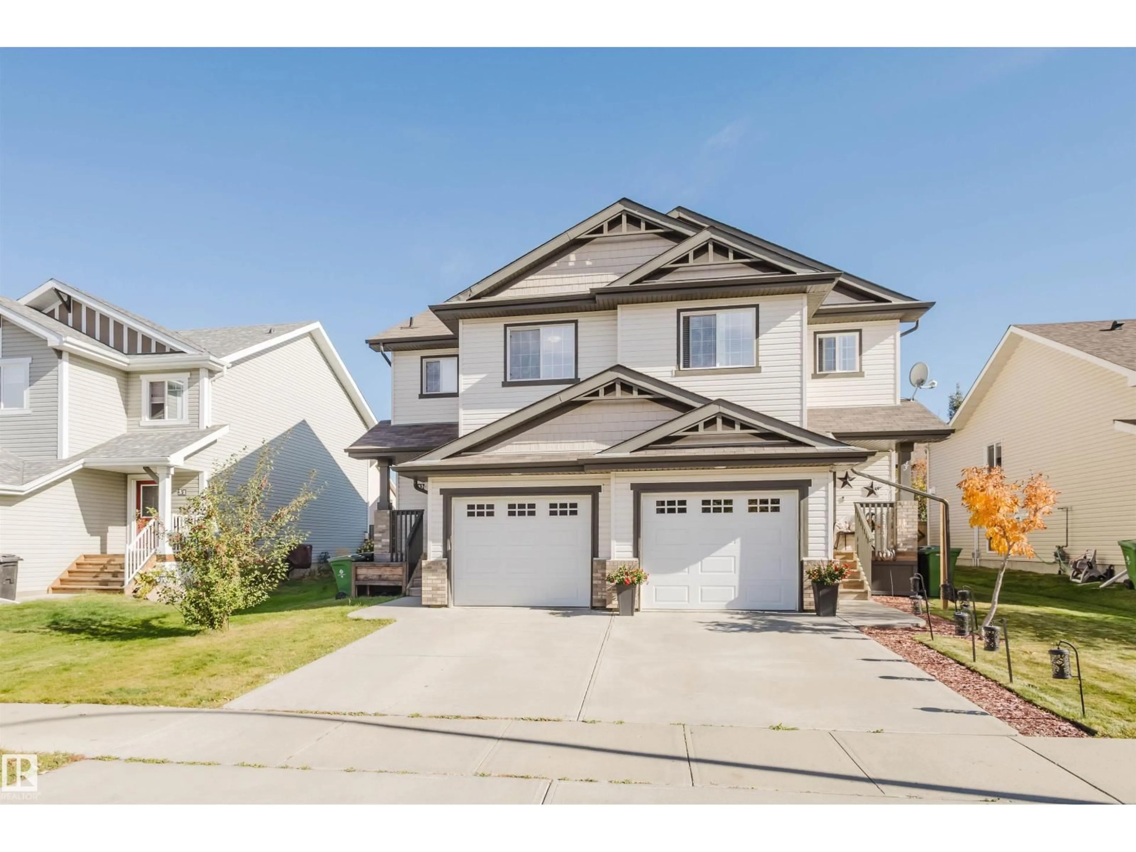 Home with vinyl exterior material, street for 33 CATALINA CT, Fort Saskatchewan Alberta T8L0K5