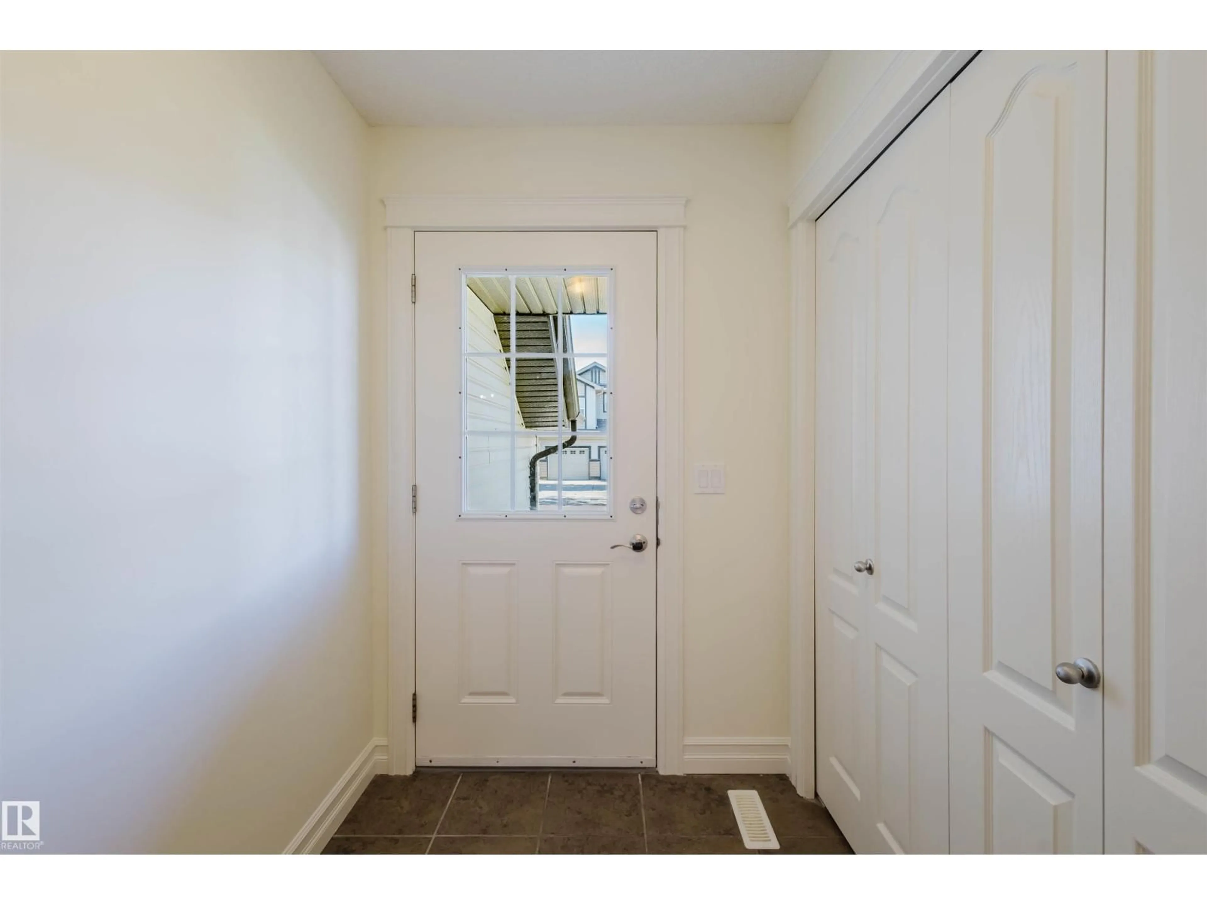 Indoor entryway for 33 CATALINA CT, Fort Saskatchewan Alberta T8L0K5