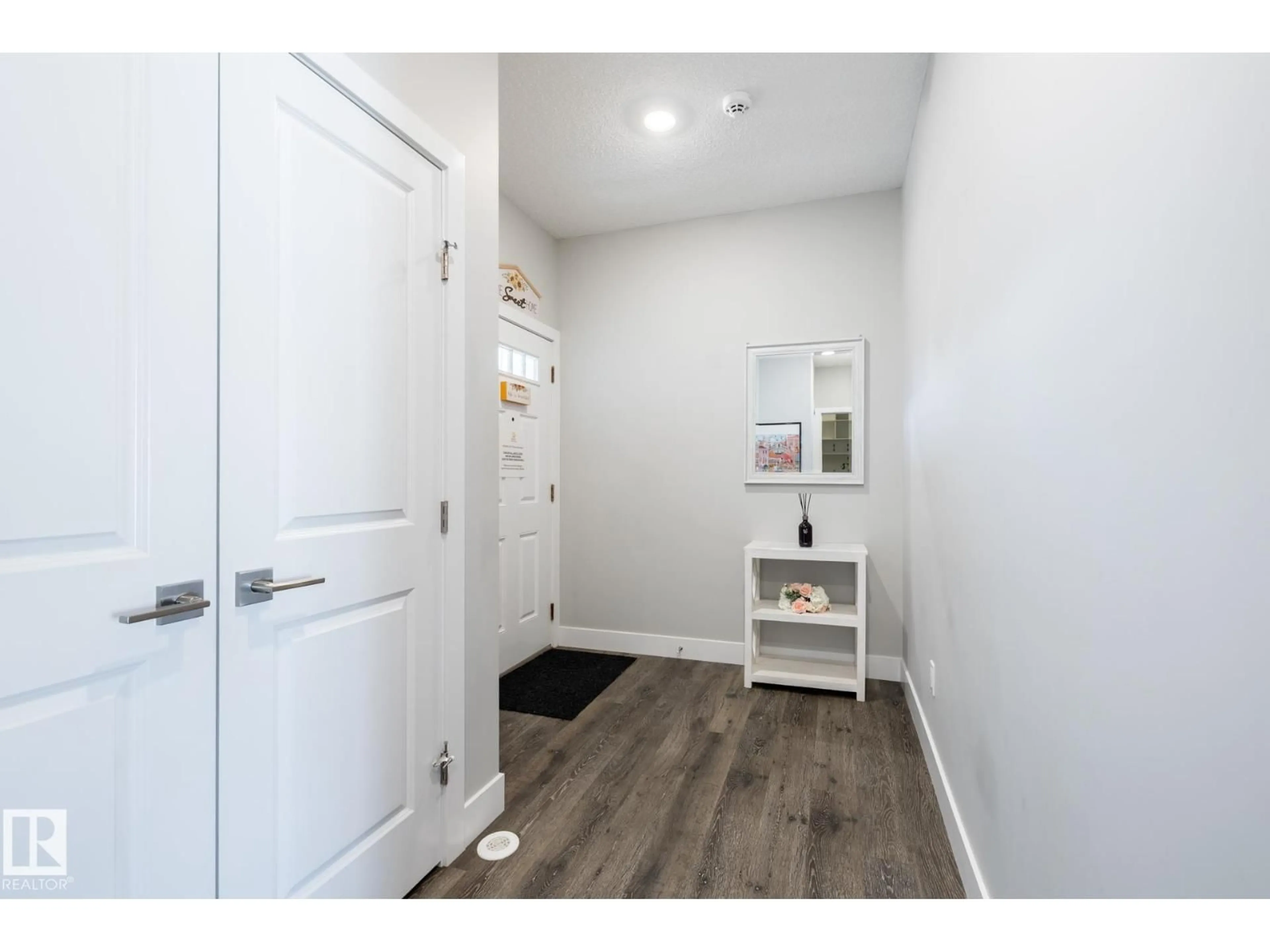 Indoor entryway for 1440 DARBY GREEN SW, Edmonton Alberta T6W4N5